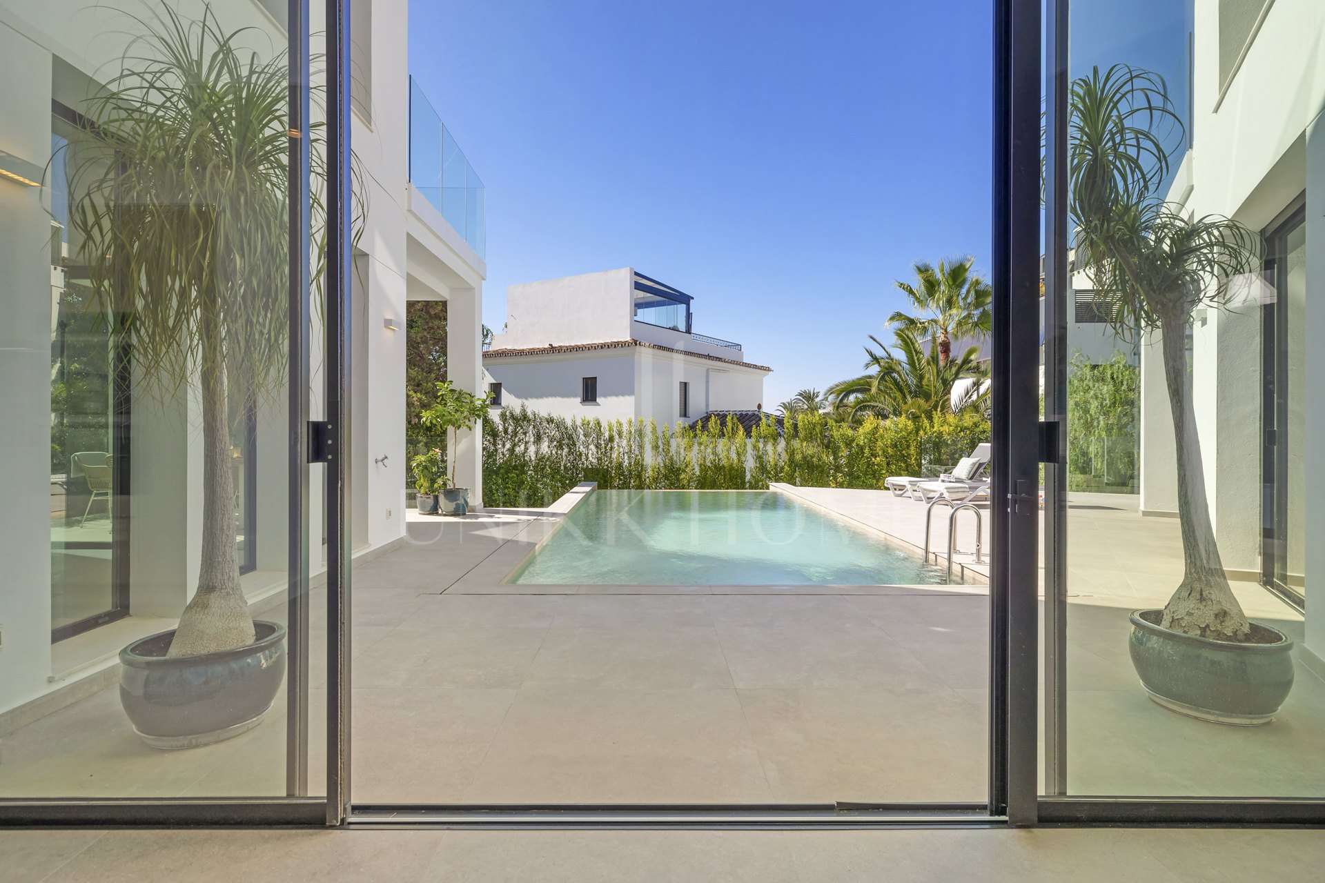 A pocos pasos del mar, esta impresionante villa nueva se encuentra en la codiciada urbanización Marbesa. Construida con los más altos estándares de calidad, su moderno diseño se integra a la perfección con una piscina infinita...