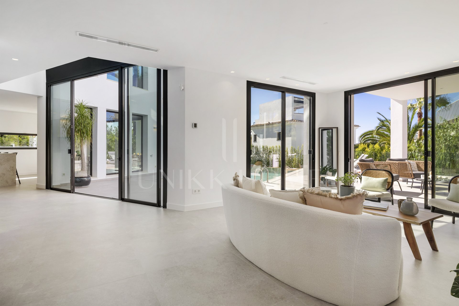 A pocos pasos del mar, esta impresionante villa nueva se encuentra en la codiciada urbanización Marbesa. Construida con los más altos estándares de calidad, su moderno diseño se integra a la perfección con una piscina infinita...