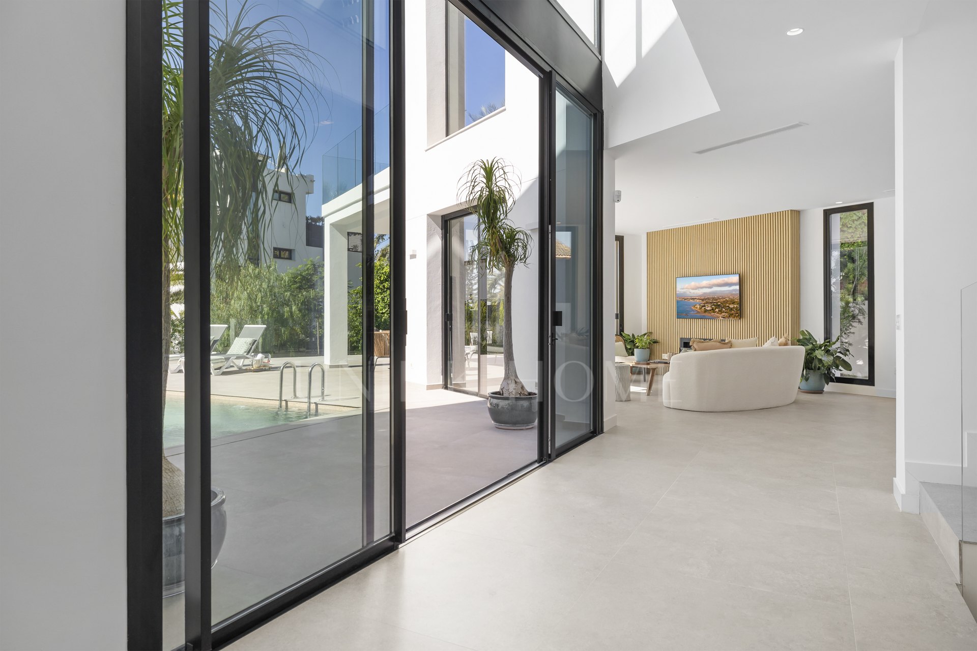 A pocos pasos del mar, esta impresionante villa nueva se encuentra en la codiciada urbanización Marbesa. Construida con los más altos estándares de calidad, su moderno diseño se integra a la perfección con una piscina infinita...