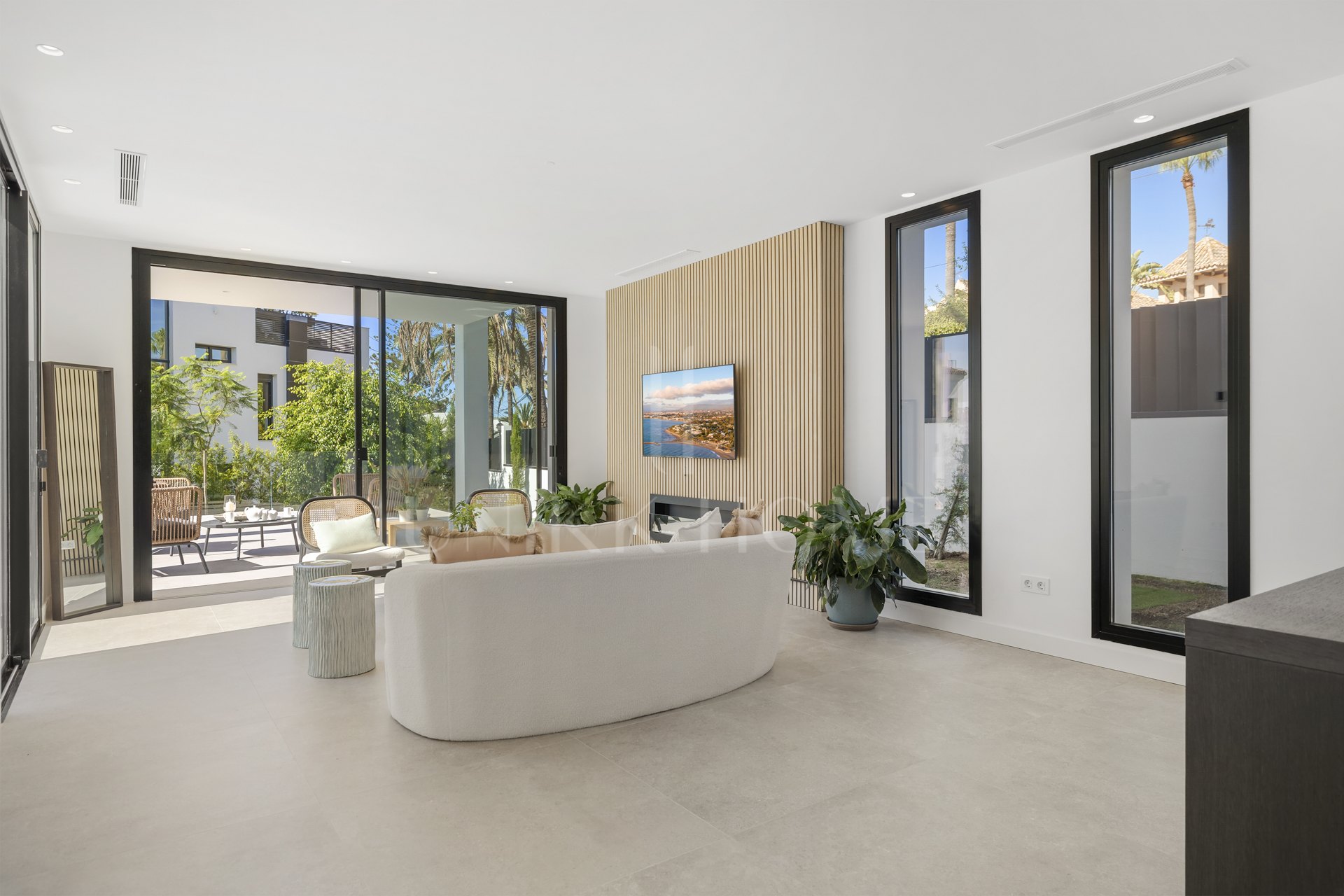 A pocos pasos del mar, esta impresionante villa nueva se encuentra en la codiciada urbanización Marbesa. Construida con los más altos estándares de calidad, su moderno diseño se integra a la perfección con una piscina infinita...