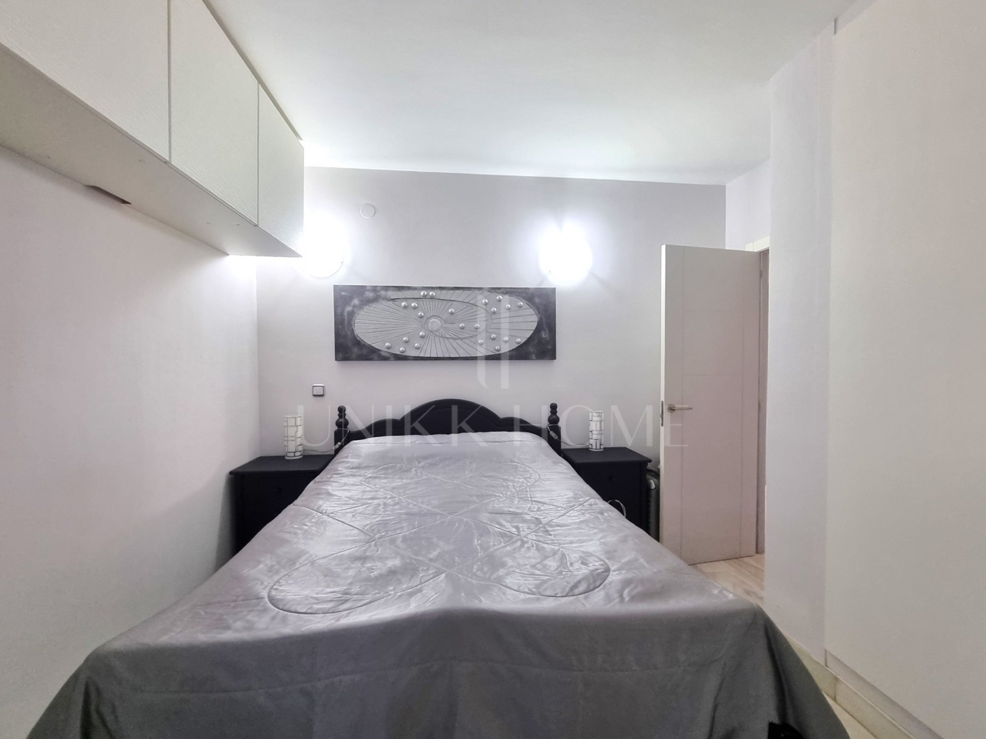 Descubra el máximo exponente de la vida junto al mar en este impecable apartamento de dos dormitorios en planta baja, situado en un complejo seguro frente a la playa en la codiciada zona de Calahonda.