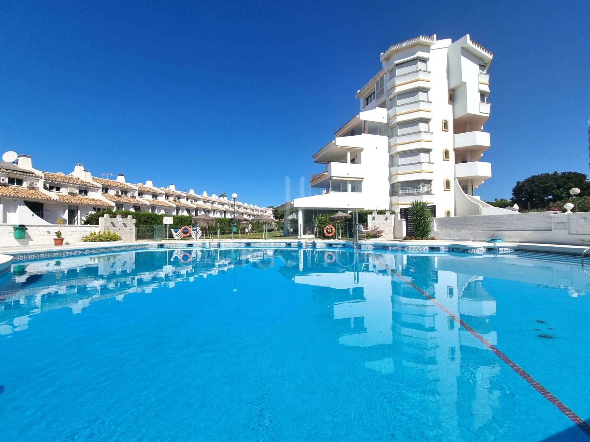 Descubra el máximo exponente de la vida junto al mar en este impecable apartamento de dos dormitorios en planta baja, situado en un complejo seguro frente a la playa en la codiciada zona de Calahonda.