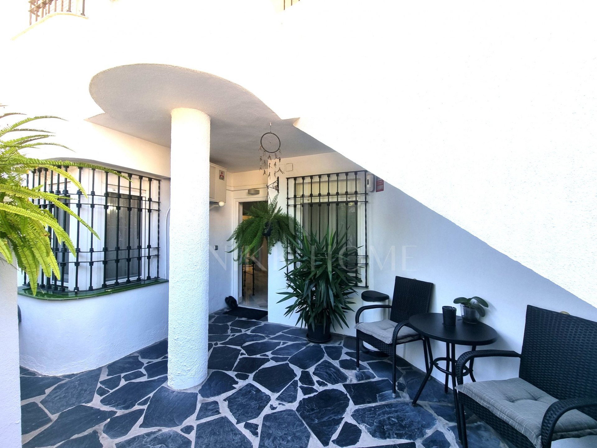 Descubra el máximo exponente de la vida junto al mar en este impecable apartamento de dos dormitorios en planta baja, situado en un complejo seguro frente a la playa en la codiciada zona de Calahonda.