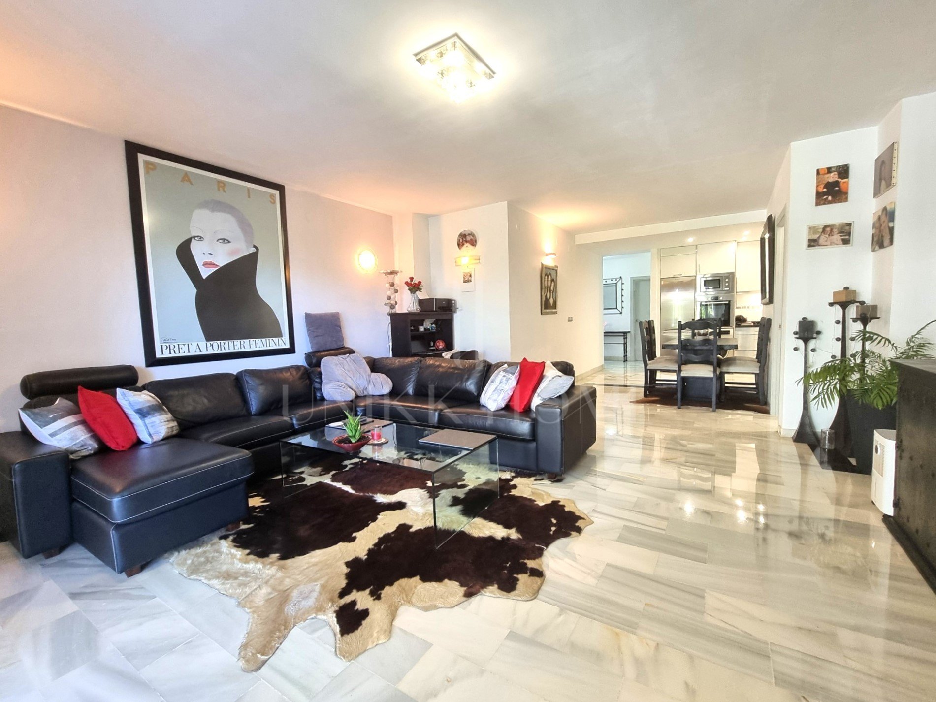 Descubra el máximo exponente de la vida junto al mar en este impecable apartamento de dos dormitorios en planta baja, situado en un complejo seguro frente a la playa en la codiciada zona de Calahonda.