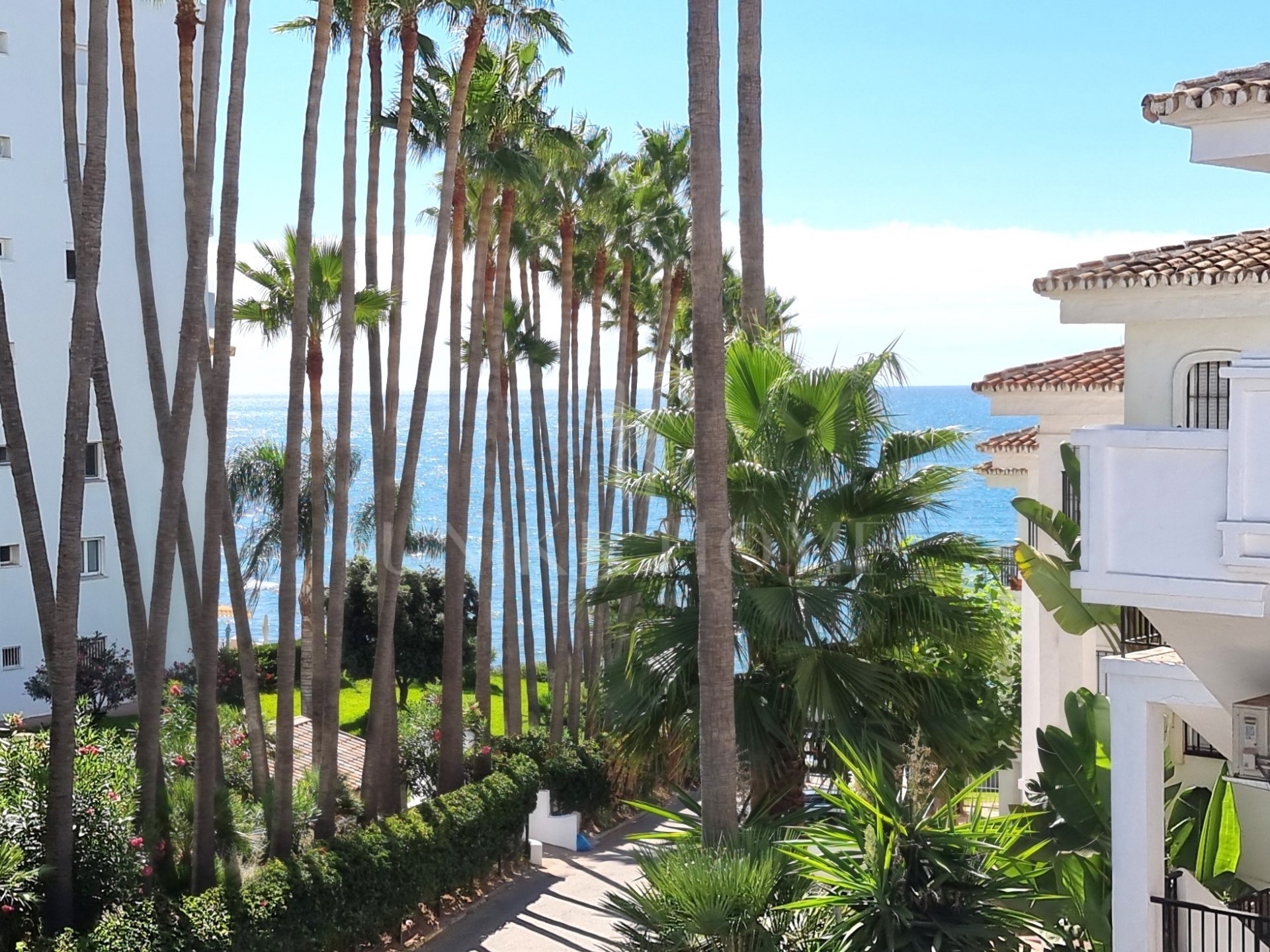 Descubra el máximo exponente de la vida junto al mar en este impecable apartamento de dos dormitorios en planta baja, situado en un complejo seguro frente a la playa en la codiciada zona de Calahonda.