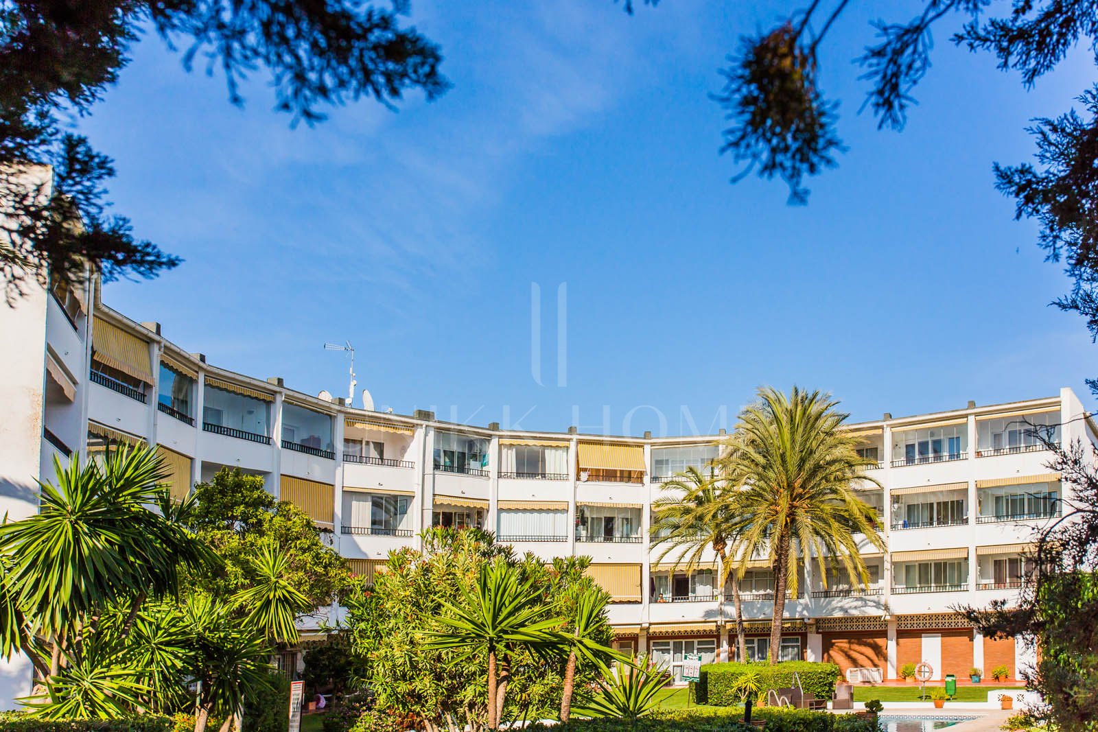 Descubra este bonito estudio renovado situado en la codiciada zona de Marbesa, a sólo 10 minutos a pie de la impresionante playa y de los animados bares y restaurantes.