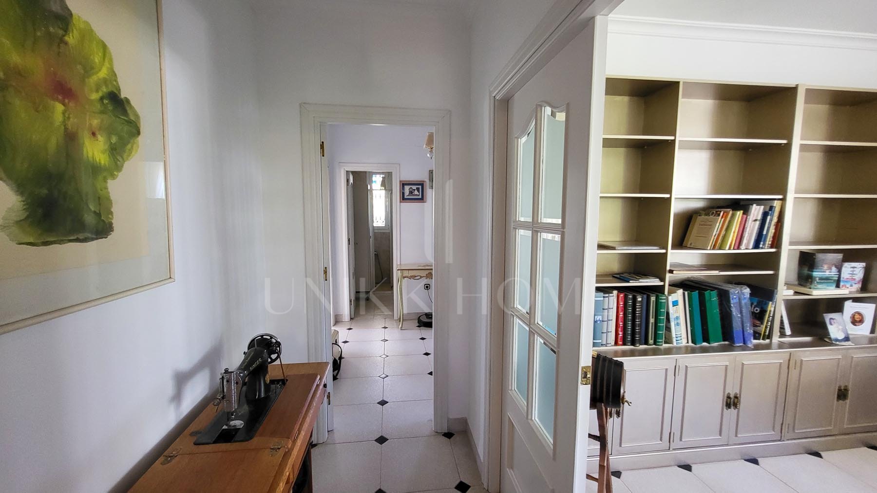 Esta villa familiar, construida y cuidada por sus propietarios originales, ofrece una excelente oportunidad para vivir en Elviria, Marbella, una de las zonas más demandadas de la Costa del Sol, a solo minutos de la playa y de todos los...