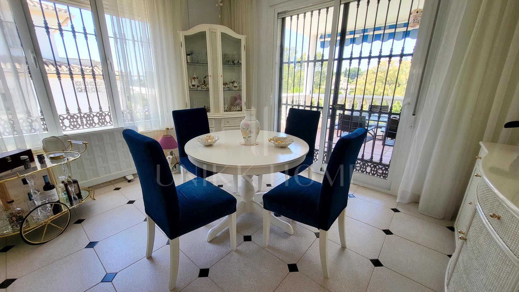 Esta villa familiar, construida y cuidada por sus propietarios originales, ofrece una excelente oportunidad para vivir en Elviria, Marbella, una de las zonas más demandadas de la Costa del Sol, a solo minutos de la playa y de todos los...