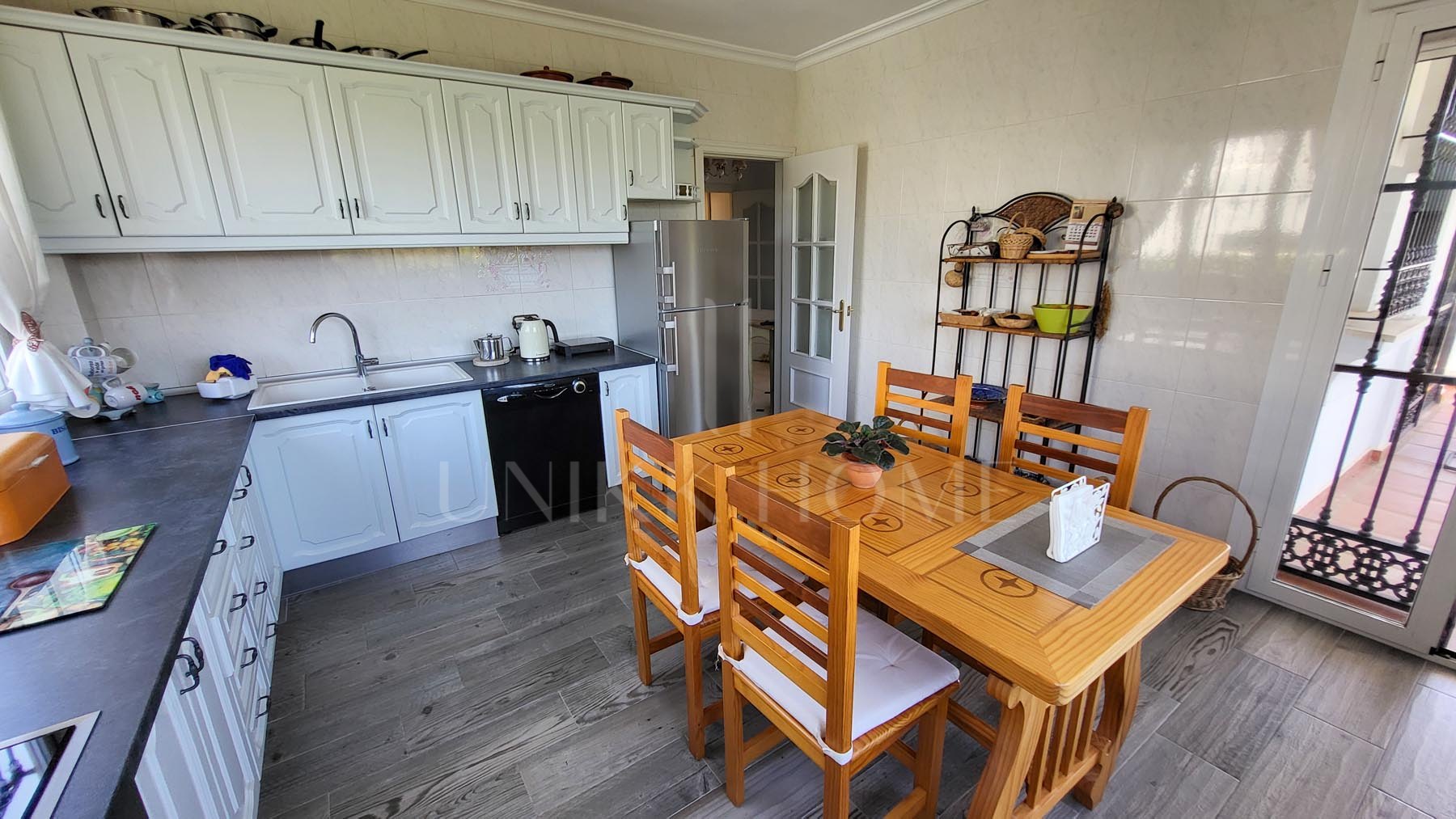 Esta villa familiar, construida y cuidada por sus propietarios originales, ofrece una excelente oportunidad para vivir en Elviria, Marbella, una de las zonas más demandadas de la Costa del Sol, a solo minutos de la playa y de todos los...