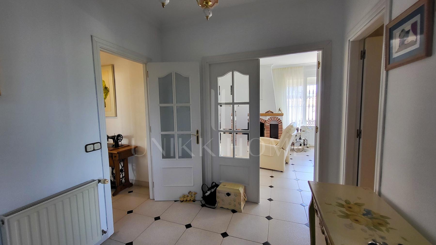 Esta villa familiar, construida y cuidada por sus propietarios originales, ofrece una excelente oportunidad para vivir en Elviria, Marbella, una de las zonas más demandadas de la Costa del Sol, a solo minutos de la playa y de todos los...