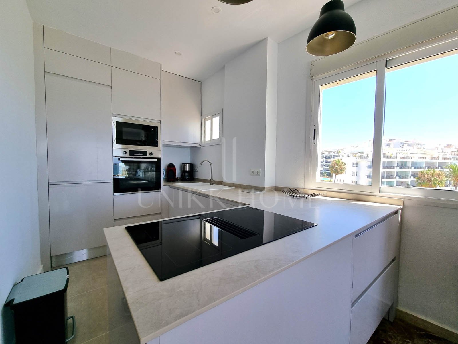 Este exclusivo apartamento de la 4ª planta es un verdadero santuario costero, que ofrece vistas ininterrumpidas al mar y acceso directo a playas vírgenes y exuberantes jardines comunitarios.