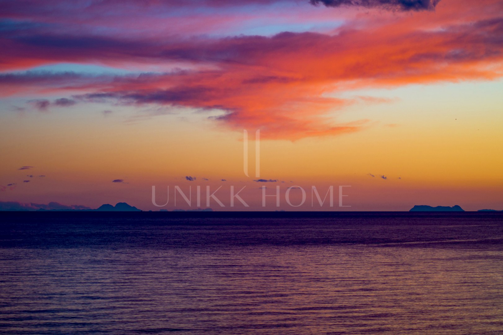 Este exclusivo apartamento de la 4ª planta es un verdadero santuario costero, que ofrece vistas ininterrumpidas al mar y acceso directo a playas vírgenes y exuberantes jardines comunitarios.