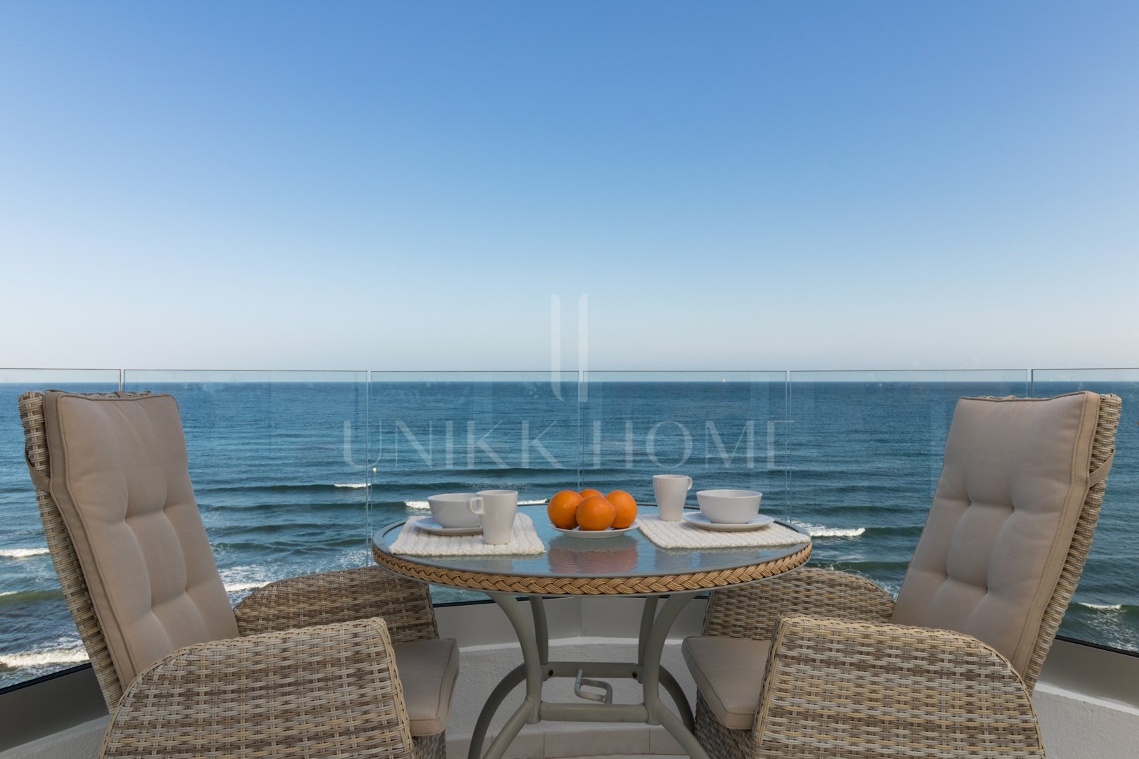 Este exclusivo apartamento de la 4ª planta es un verdadero santuario costero, que ofrece vistas ininterrumpidas al mar y acceso directo a playas vírgenes y exuberantes jardines comunitarios.