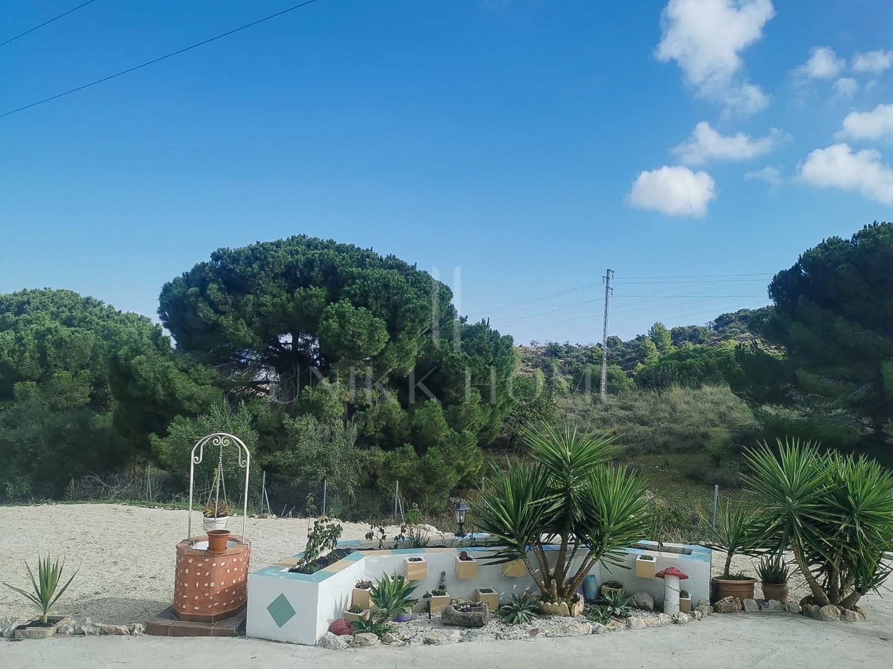 This spectacular Villa is located in a fantastic area of ​​Alhaurín and it is an opportunity not to be missed.It is composed of a living room with plenty of space and fully furnished, a...