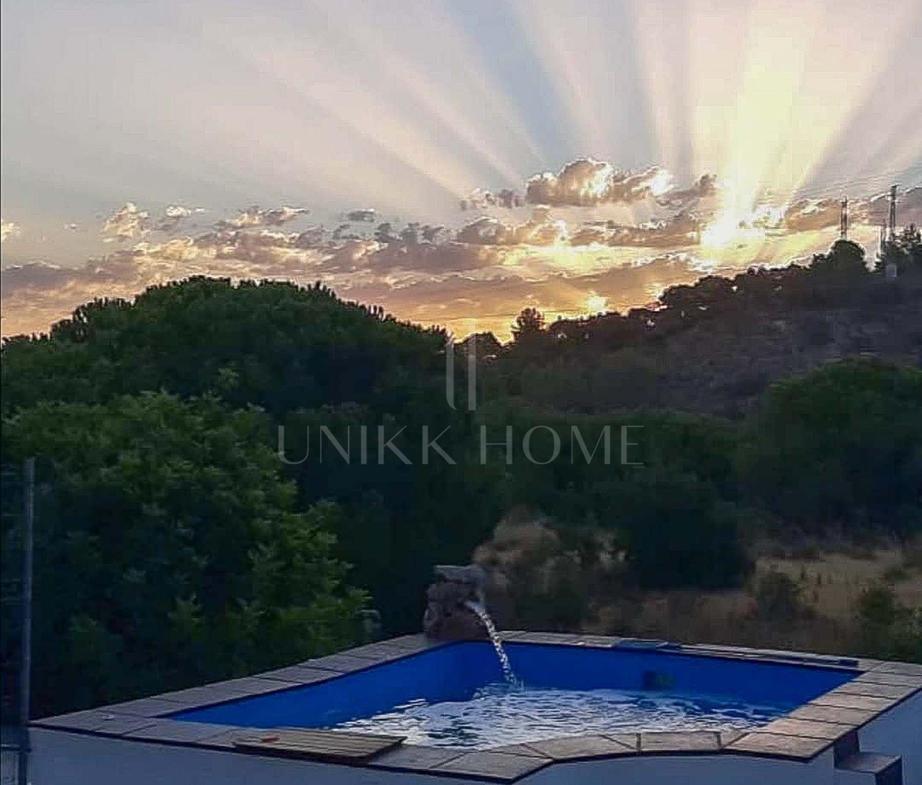 This spectacular Villa is located in a fantastic area of ​​Alhaurín and it is an opportunity not to be missed.It is composed of a living room with plenty of space and fully furnished, a...