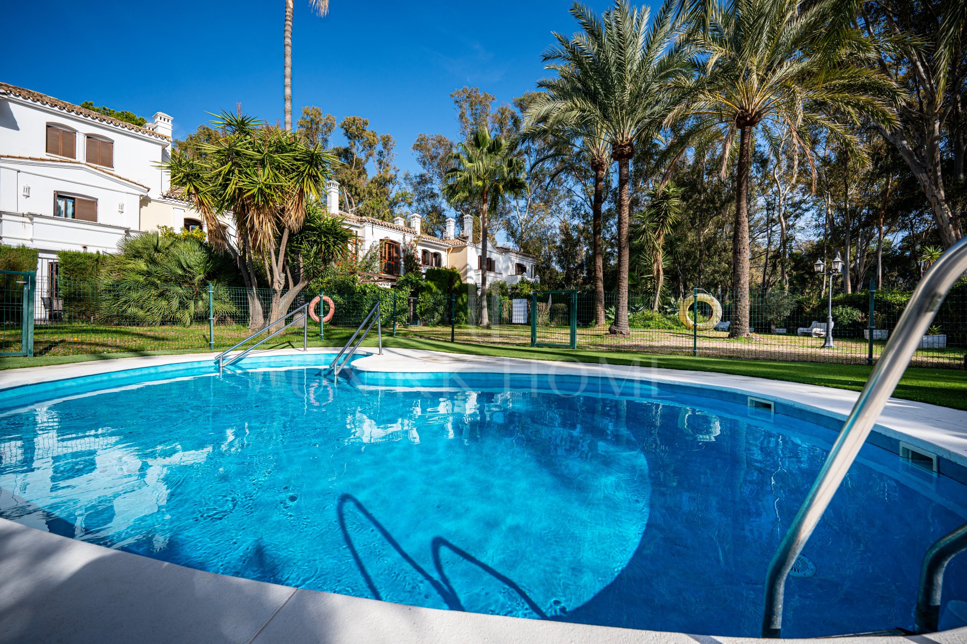 Renovated townhouse with direct private access to the beach - New Golden Mile