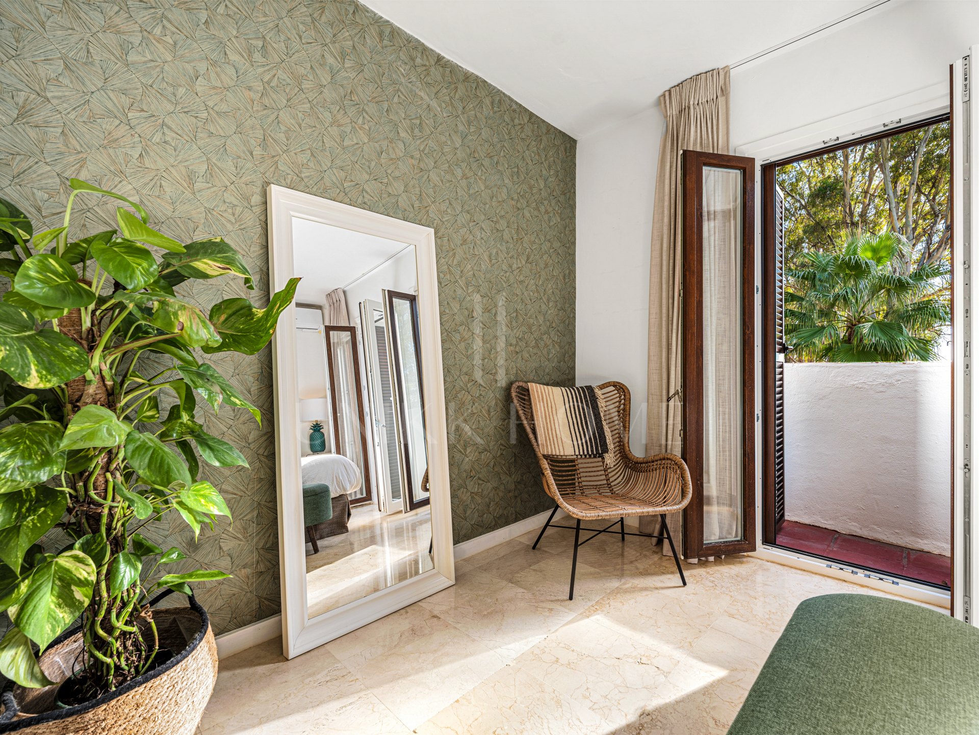 Renovated townhouse with direct private access to the beach - New Golden Mile