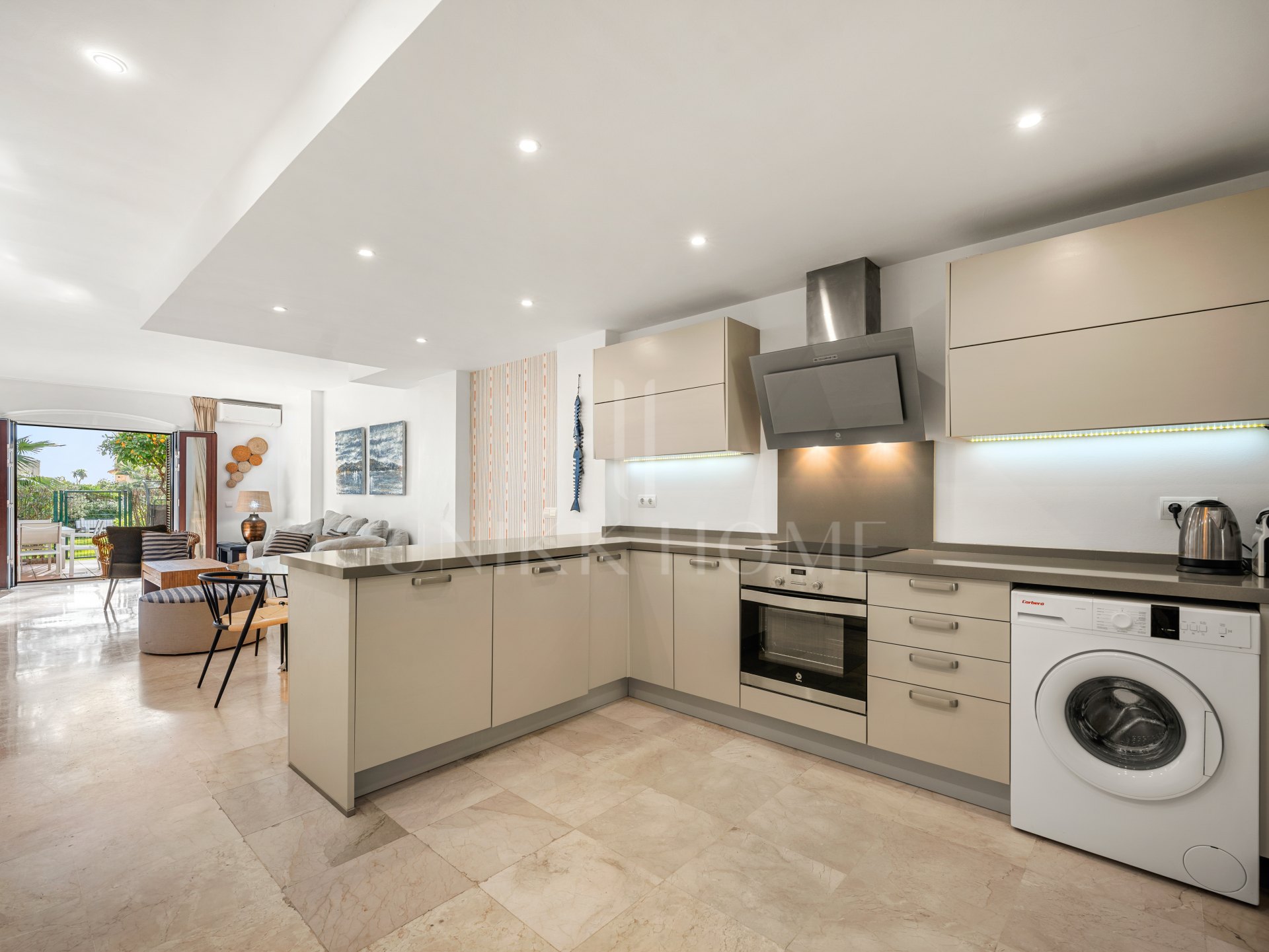 Renovated townhouse with direct private access to the beach - New Golden Mile