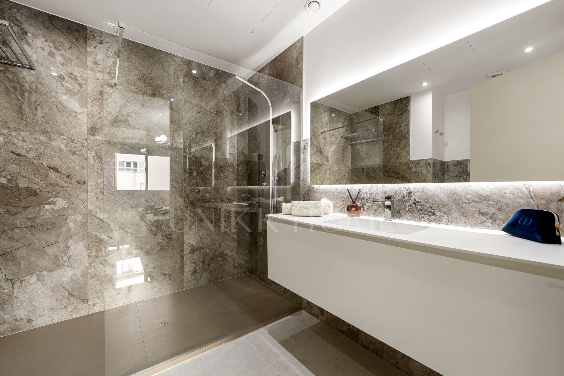 Superb modern apartment - front line beach - Puerto Banus