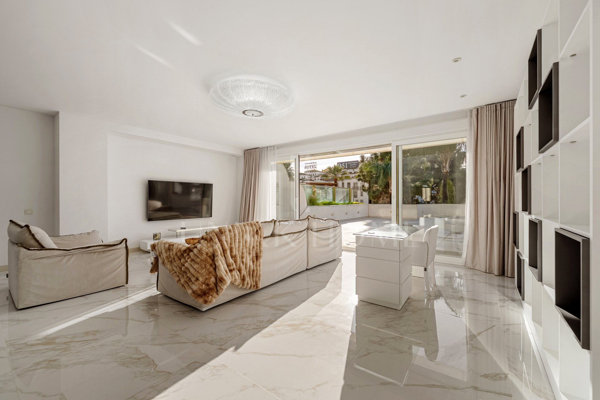 Superb modern apartment - front line beach - Puerto Banus