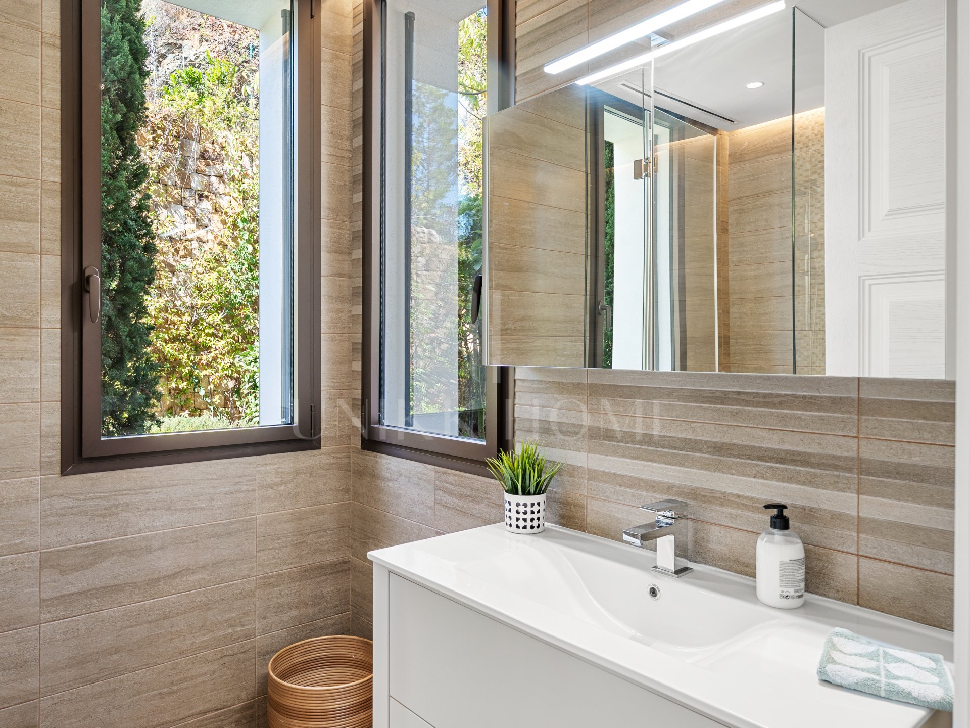 Stylish and modern luxury villa with panoramic sea views in La Reserva del Alcuzcuz, Benahavis