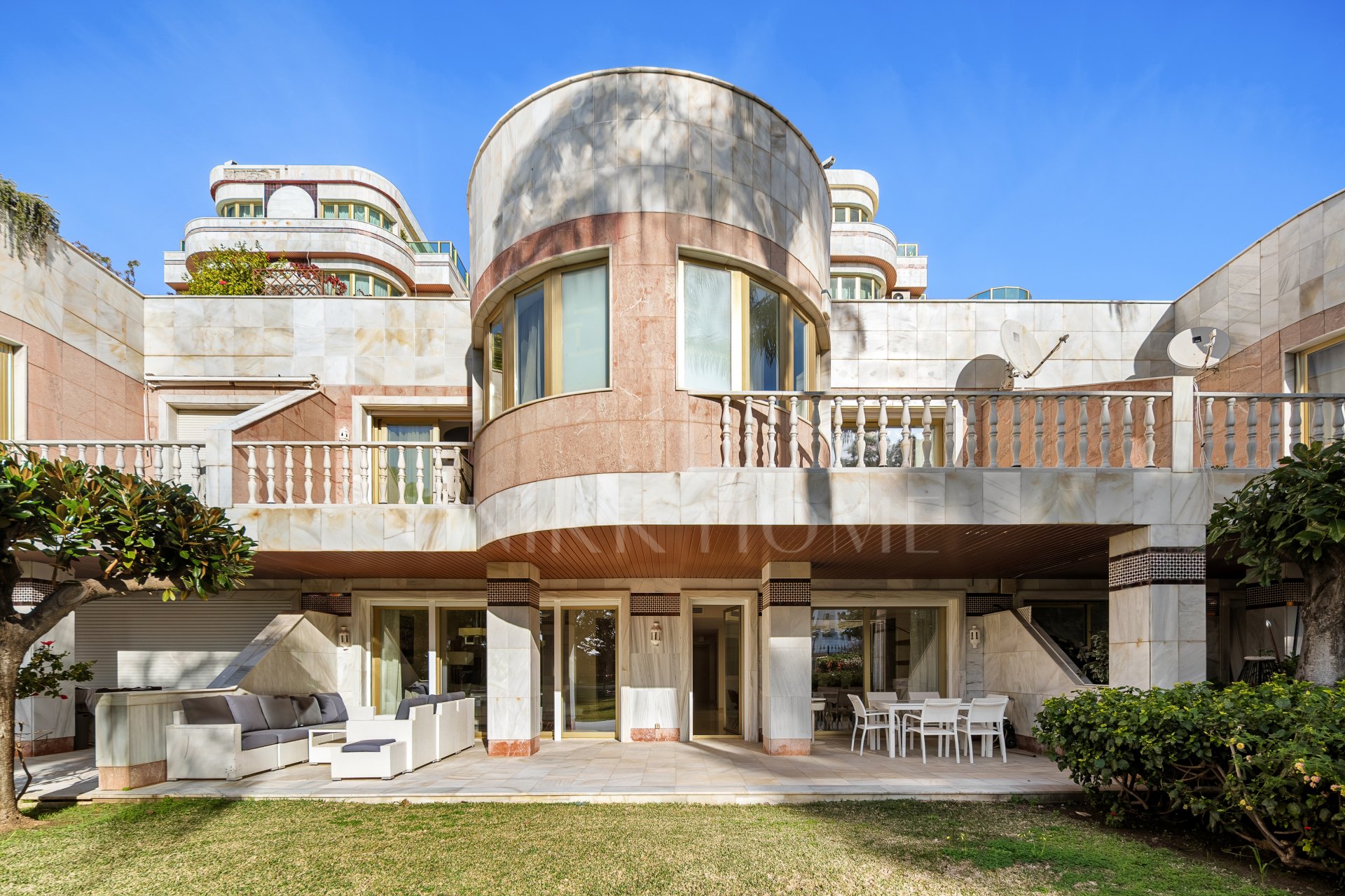 Splendid duplex in a historic residence in the center of Puerto Banus