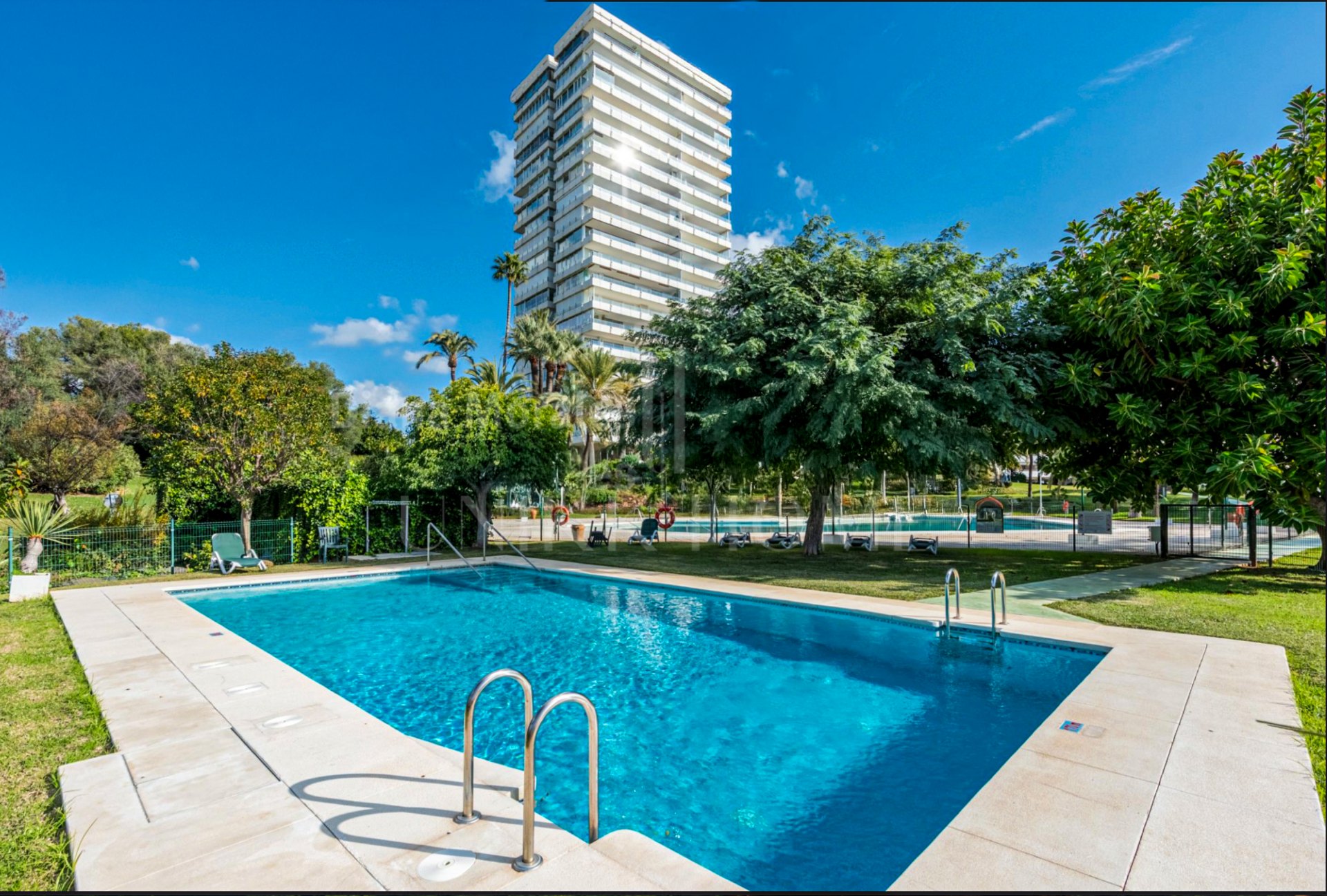 Espléndido ático contemporáneo con impresionantes vistas al mar