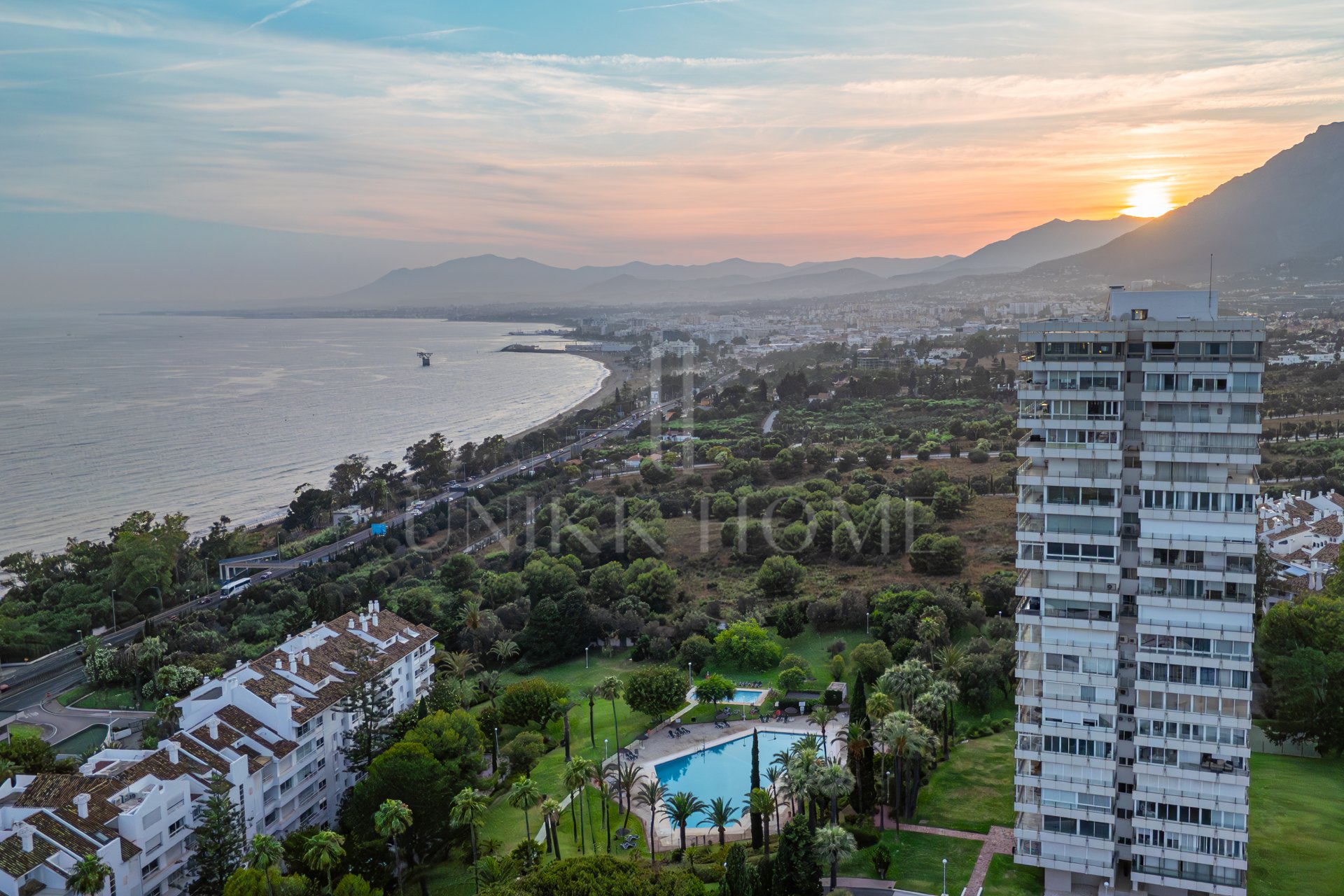 Espléndido ático contemporáneo con impresionantes vistas al mar