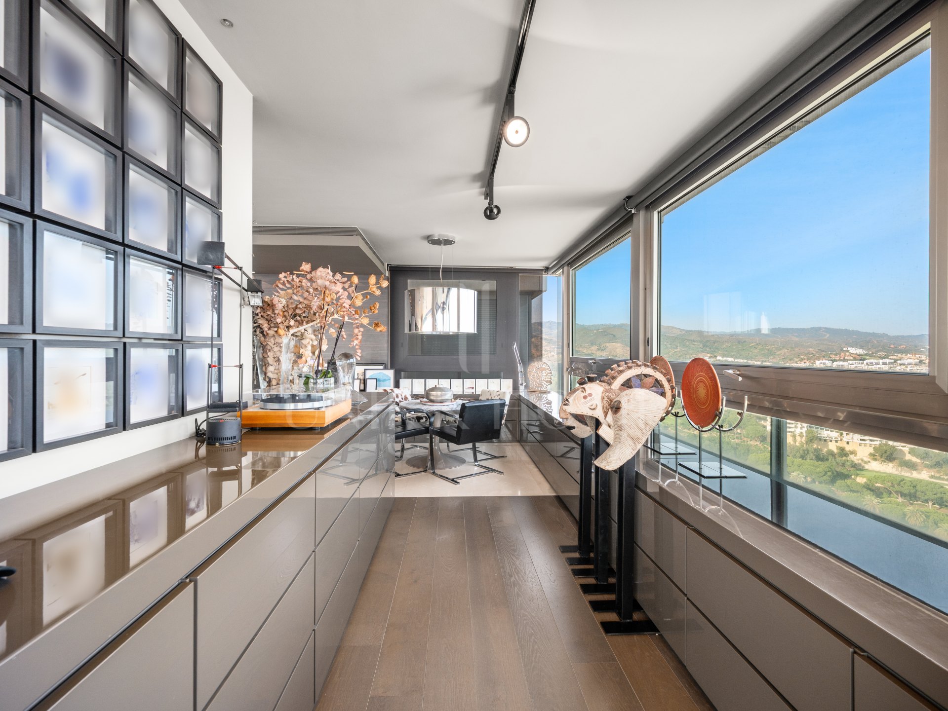 Espléndido ático contemporáneo con impresionantes vistas al mar