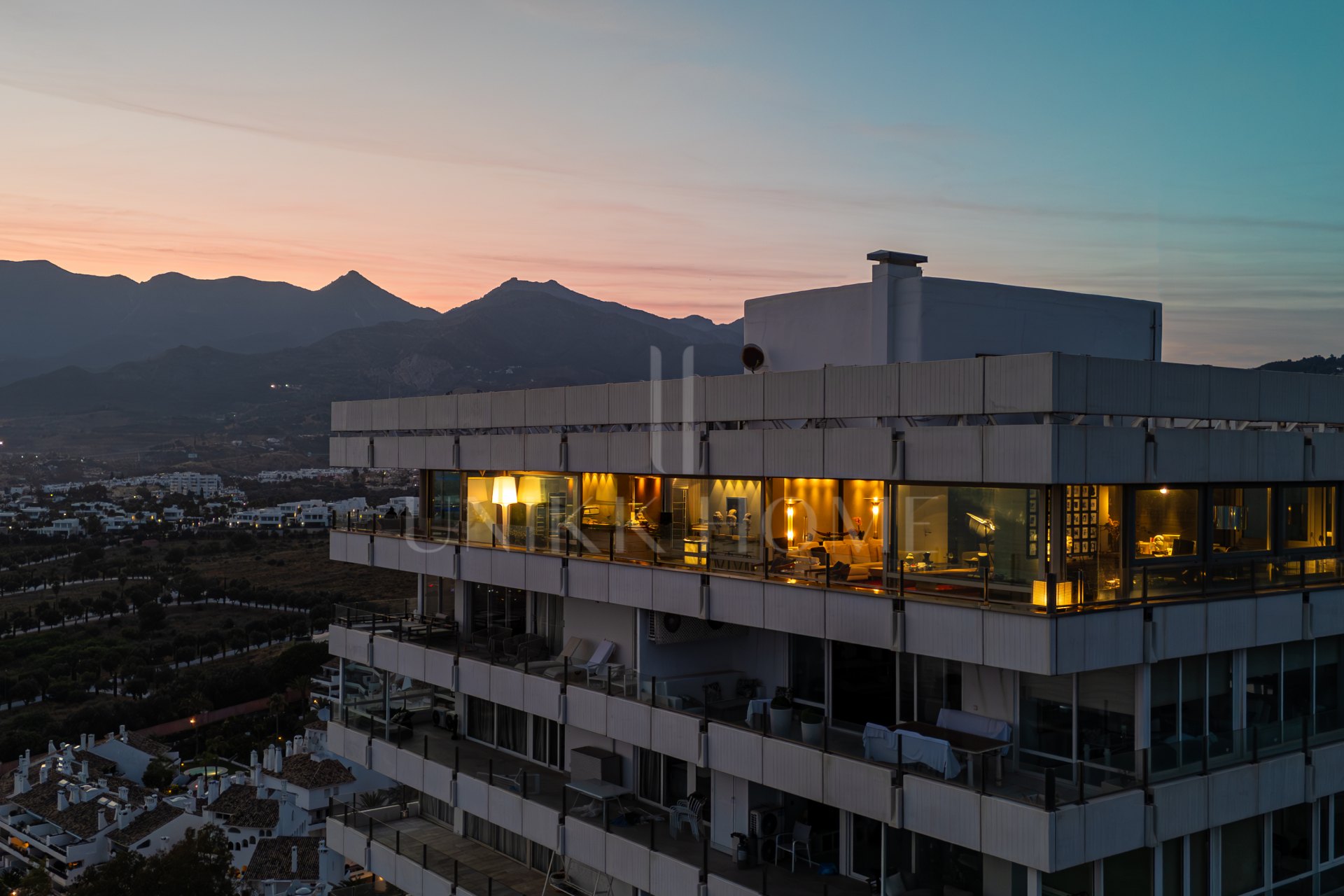 Espléndido ático contemporáneo con impresionantes vistas al mar