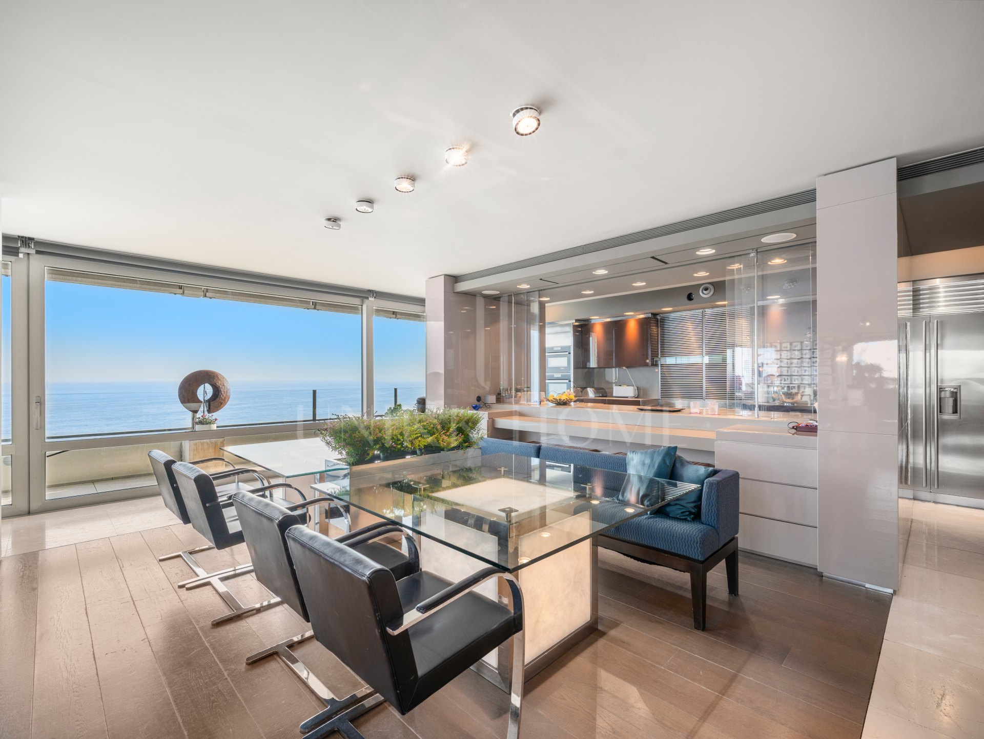 Espléndido ático contemporáneo con impresionantes vistas al mar