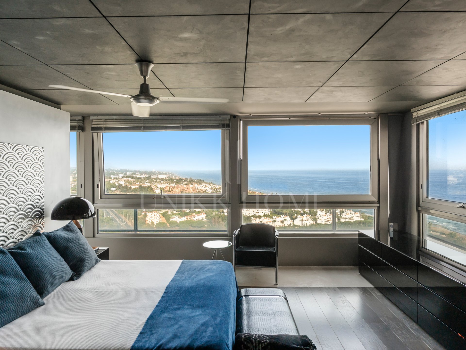 Espléndido ático contemporáneo con impresionantes vistas al mar