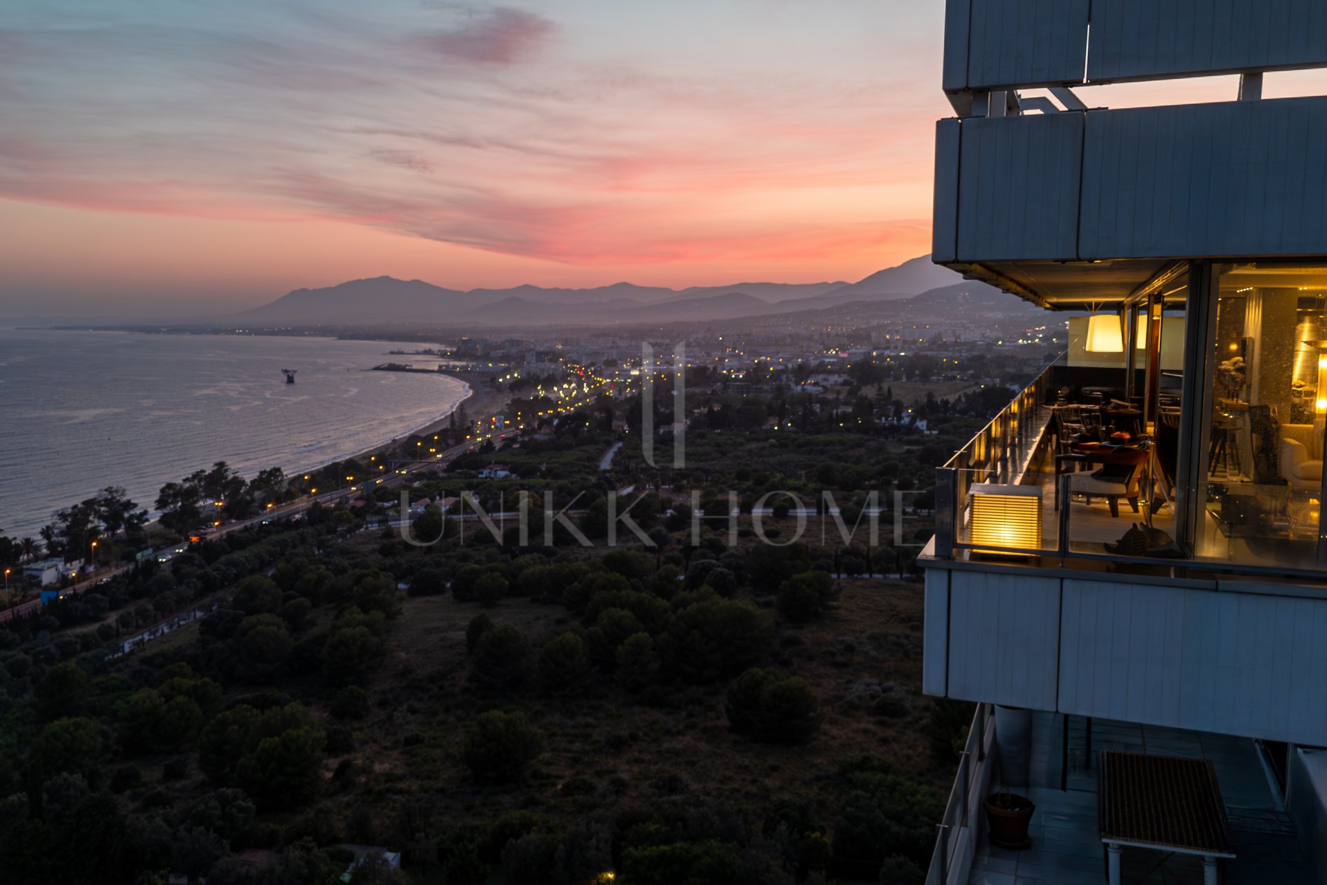 Espléndido ático contemporáneo con impresionantes vistas al mar