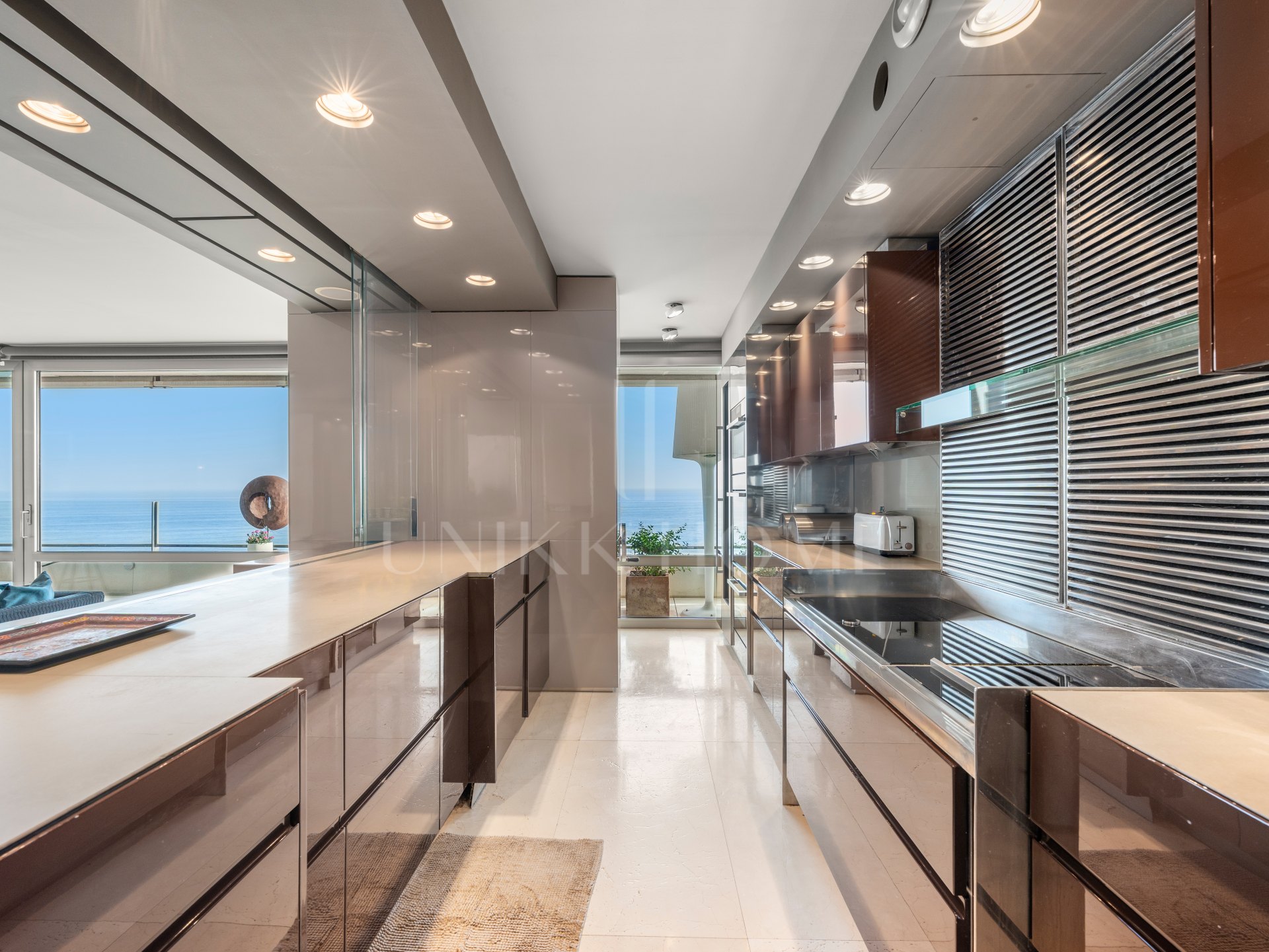 Espléndido ático contemporáneo con impresionantes vistas al mar