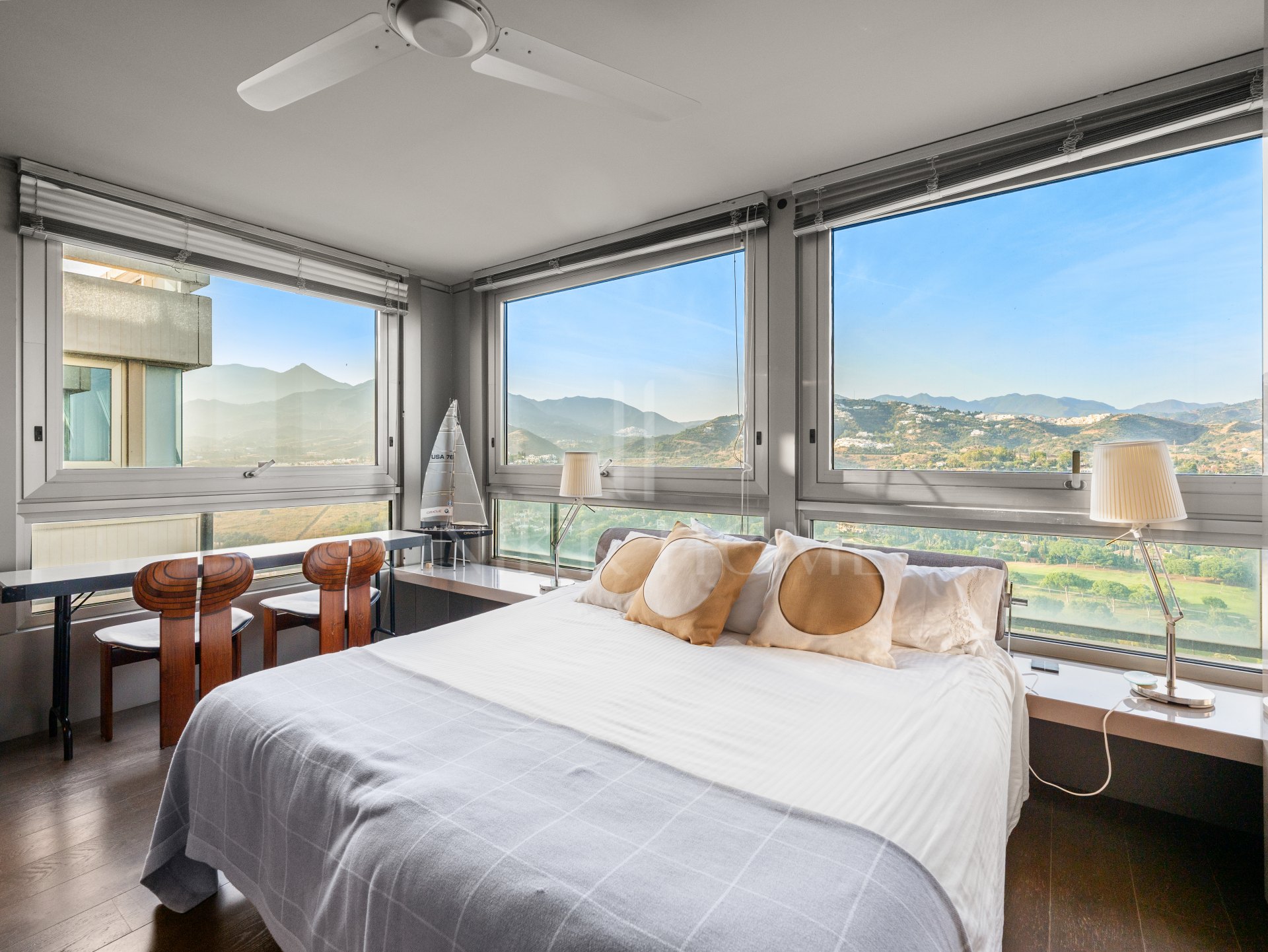 Espléndido ático contemporáneo con impresionantes vistas al mar