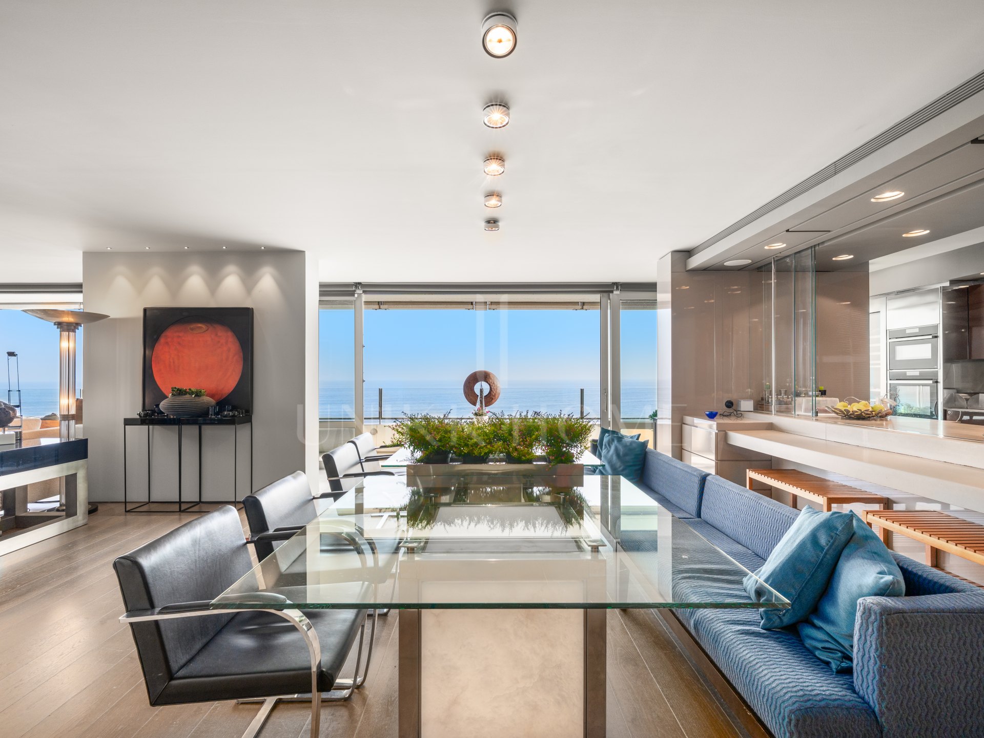 Espléndido ático contemporáneo con impresionantes vistas al mar