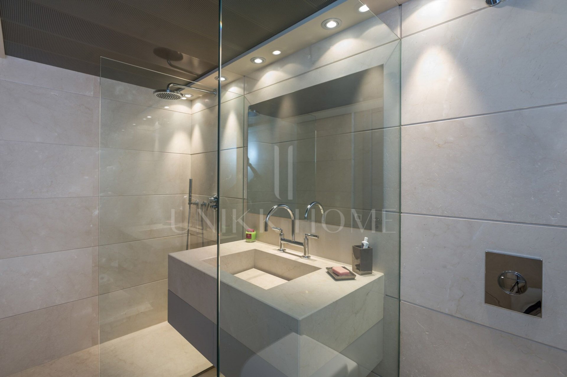 Unique 200 m² flat with panoramic views of the sea and golf course