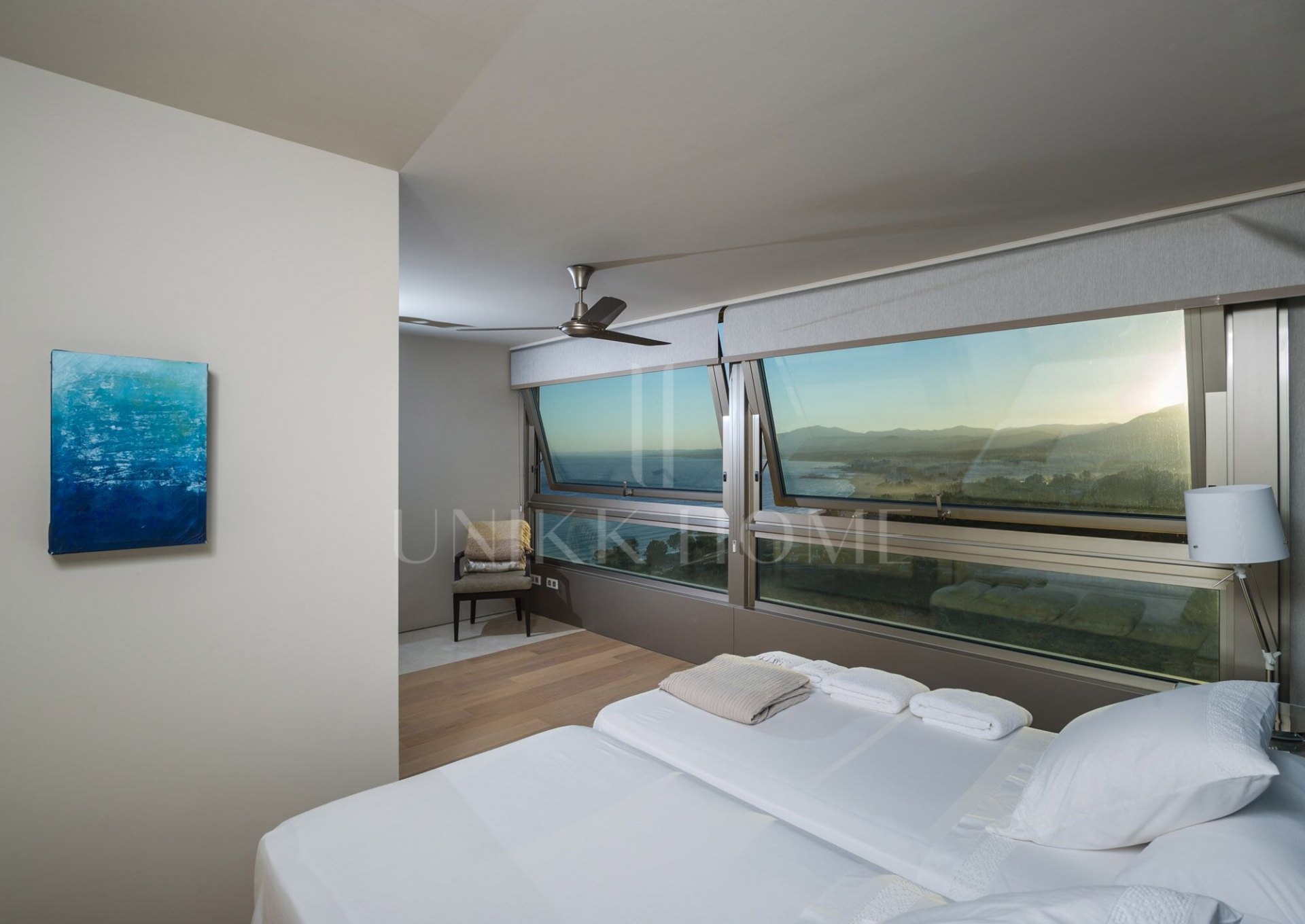 Unique 200 m² flat with panoramic views of the sea and golf course