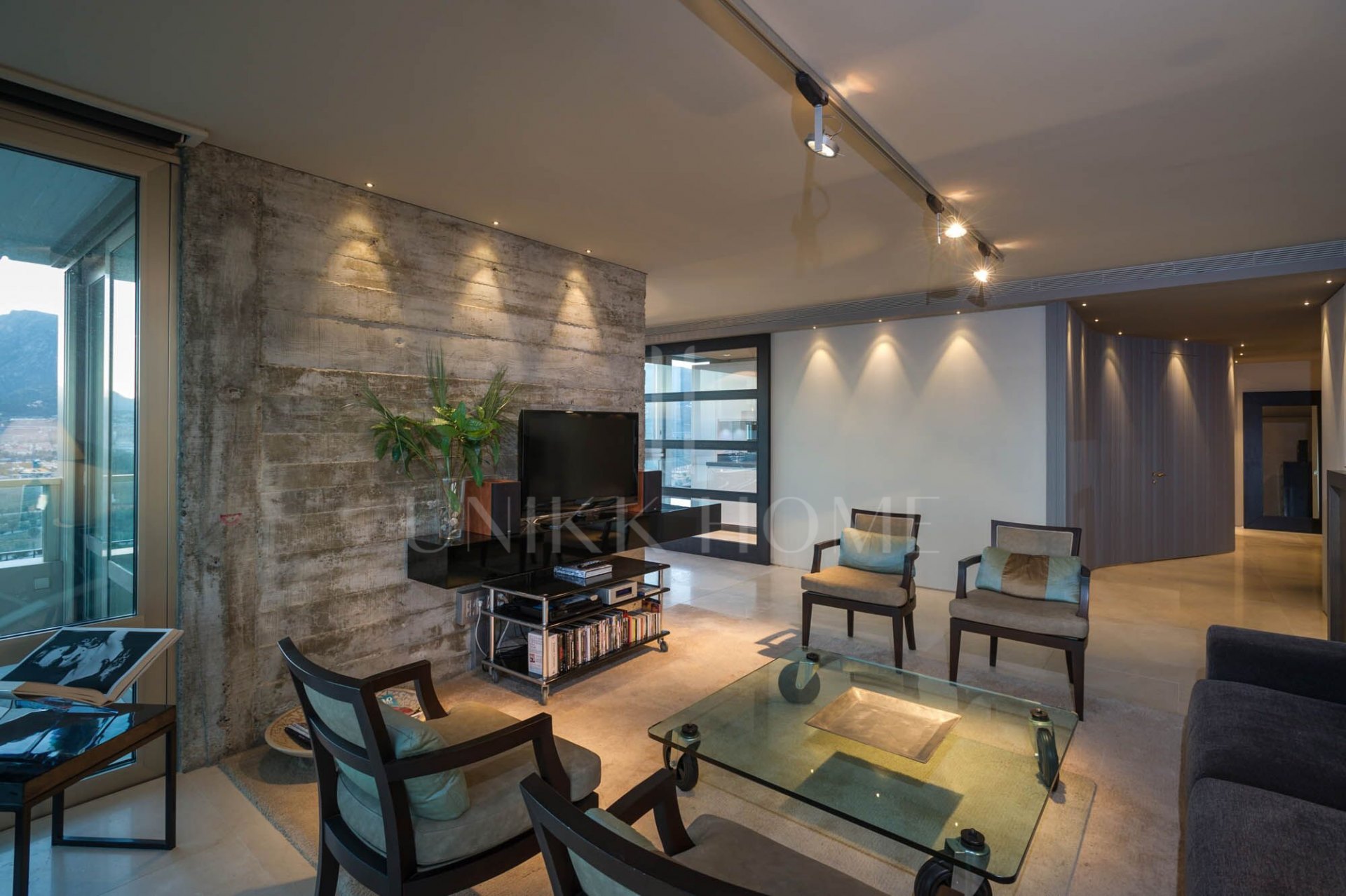 Unique 200 m² flat with panoramic views of the sea and golf course