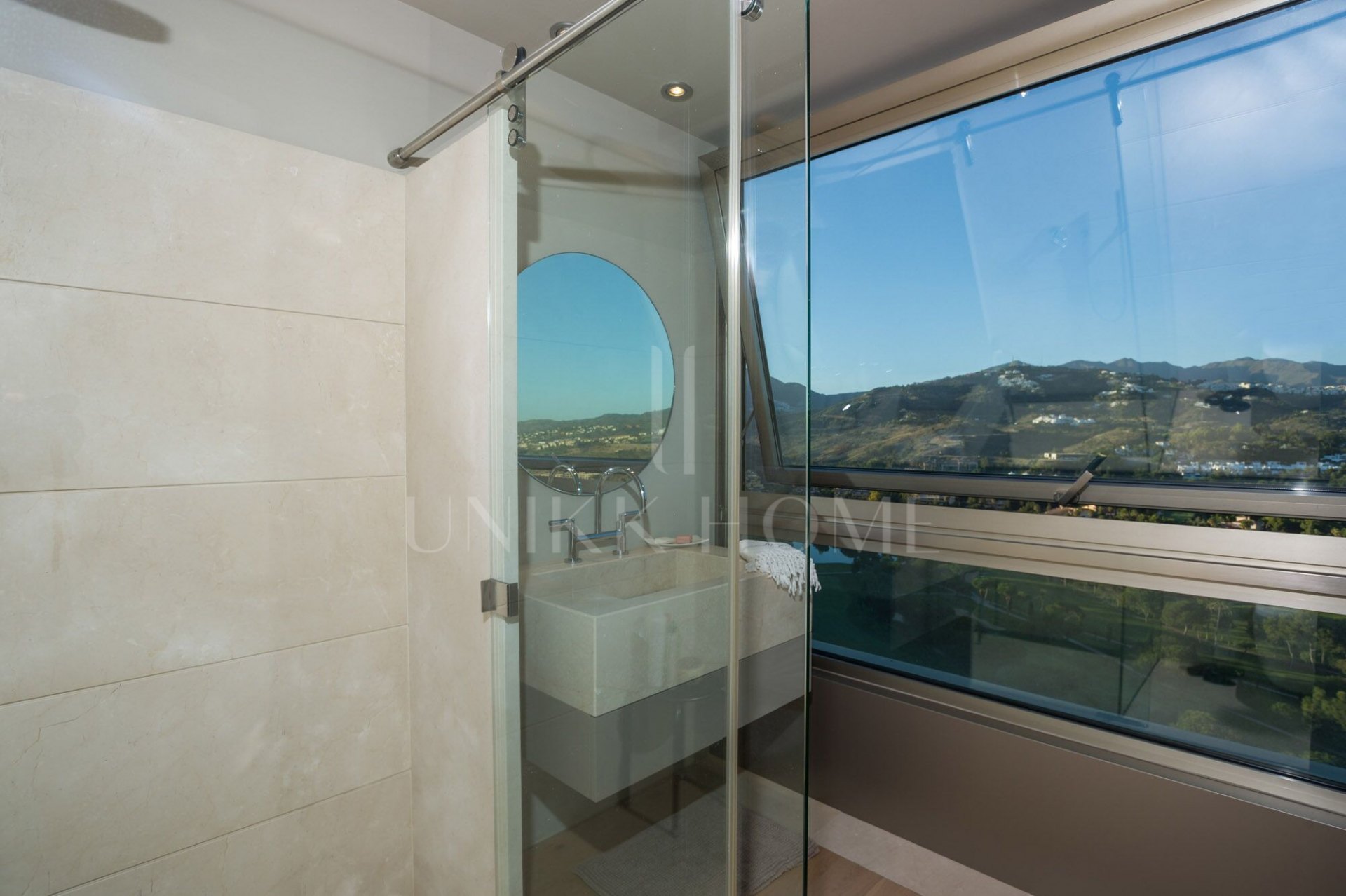 Unique 200 m² flat with panoramic views of the sea and golf course