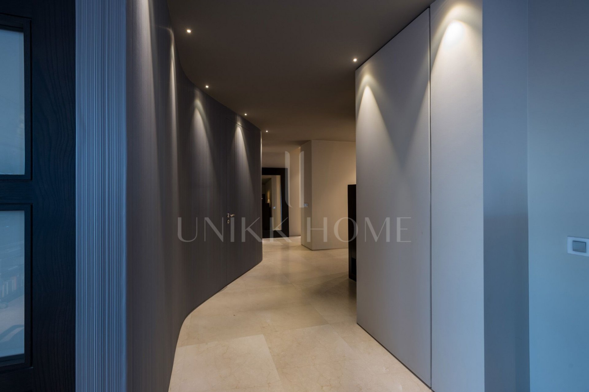 Unique 200 m² flat with panoramic views of the sea and golf course