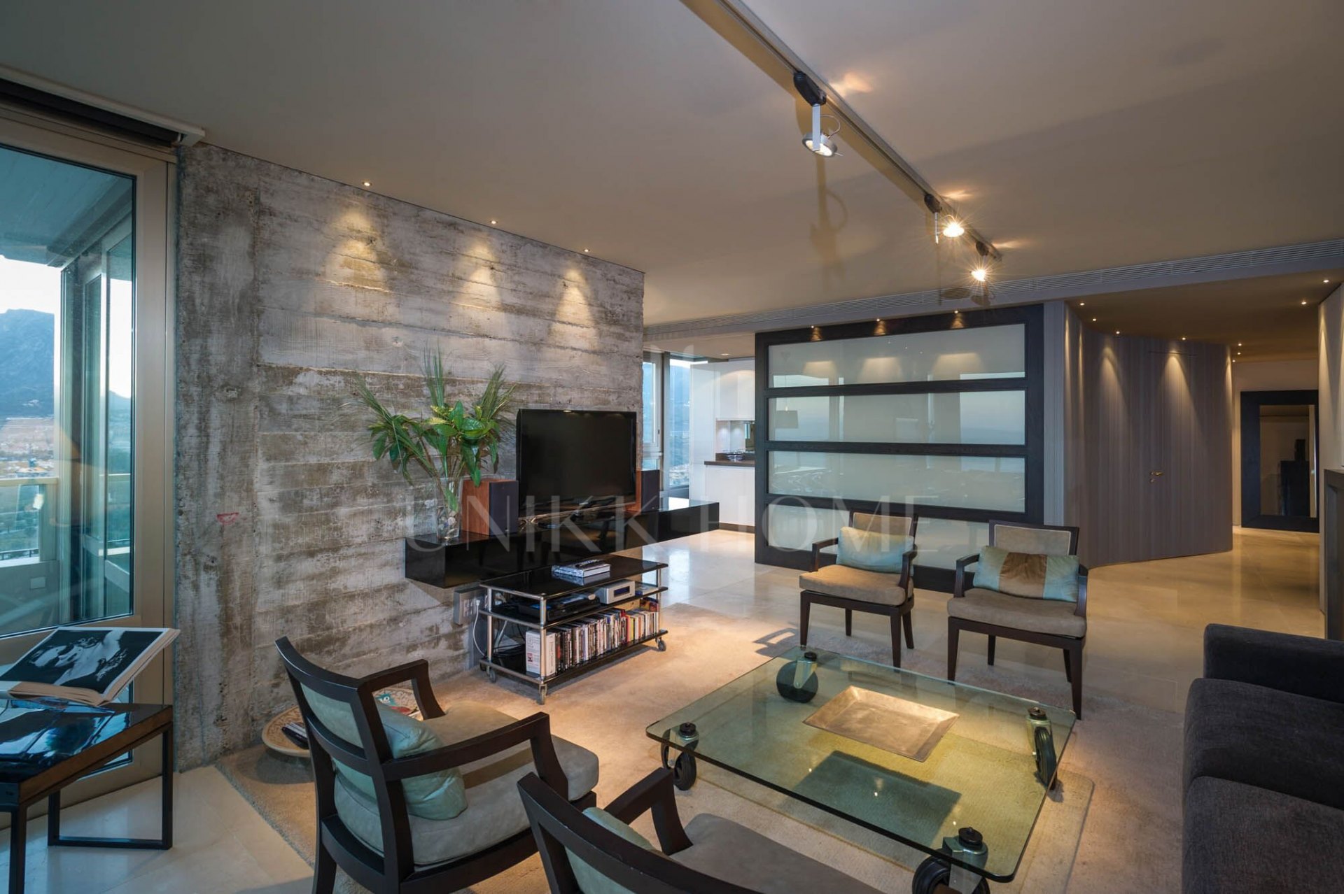 Unique 200 m² flat with panoramic views of the sea and golf course