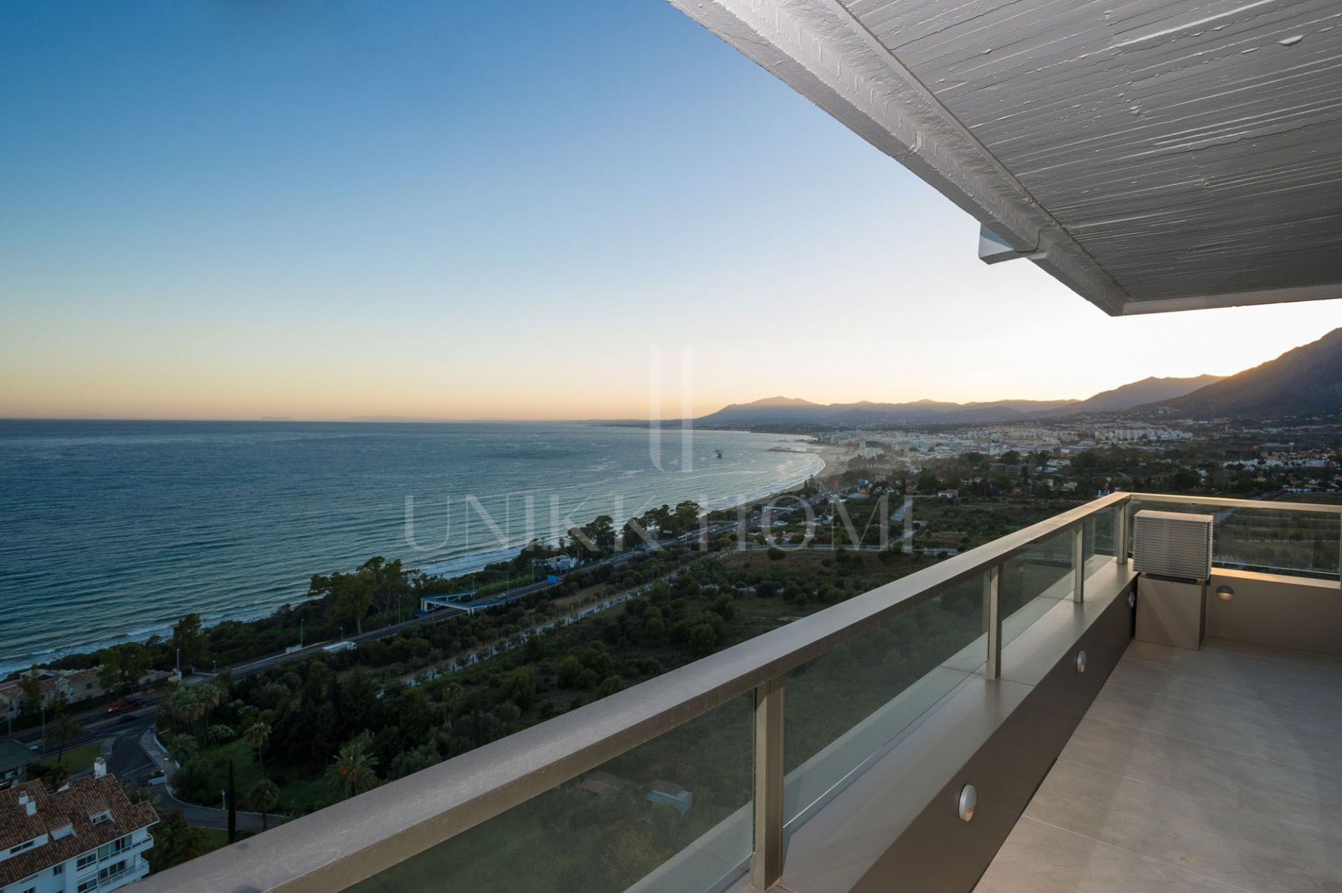 Unique 200 m² flat with panoramic views of the sea and golf course