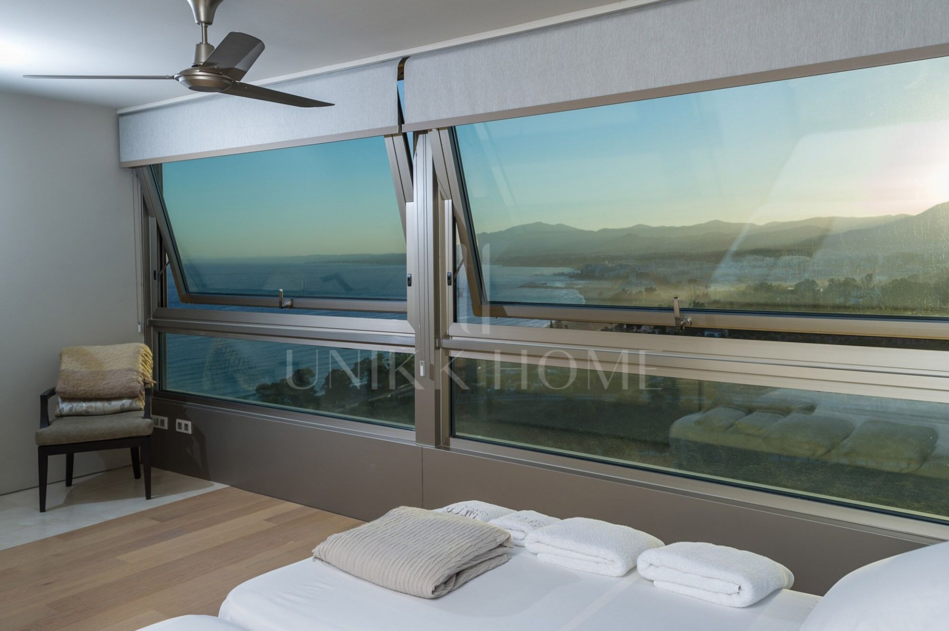 Unique 200 m² flat with panoramic views of the sea and golf course