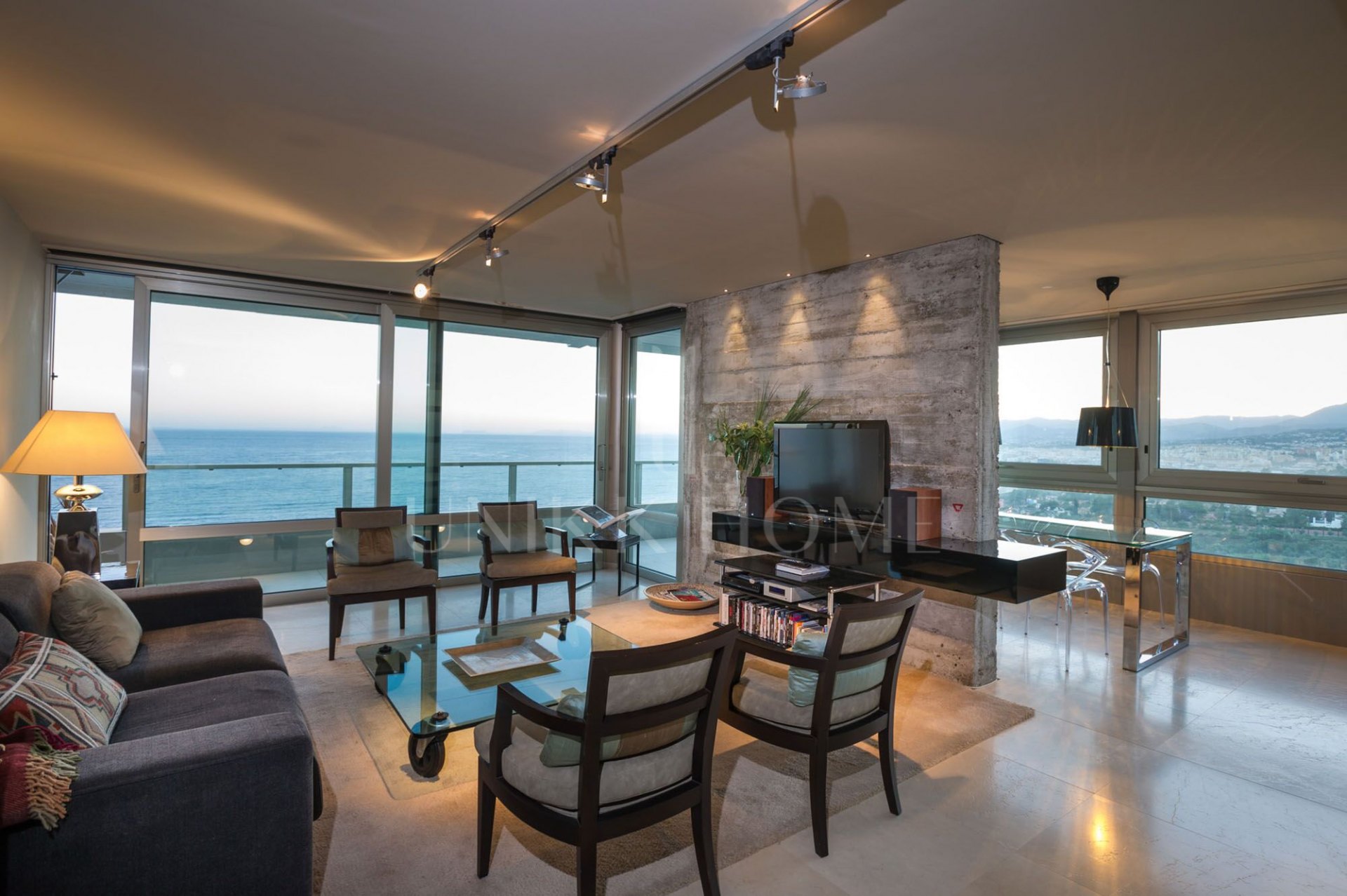Unique 200 m² flat with panoramic views of the sea and golf course