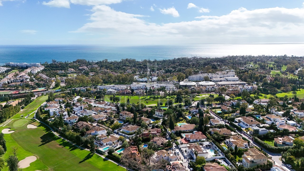 Villa Ultra Prime con Orientación Sur y Vistas al Mar y la Montaña