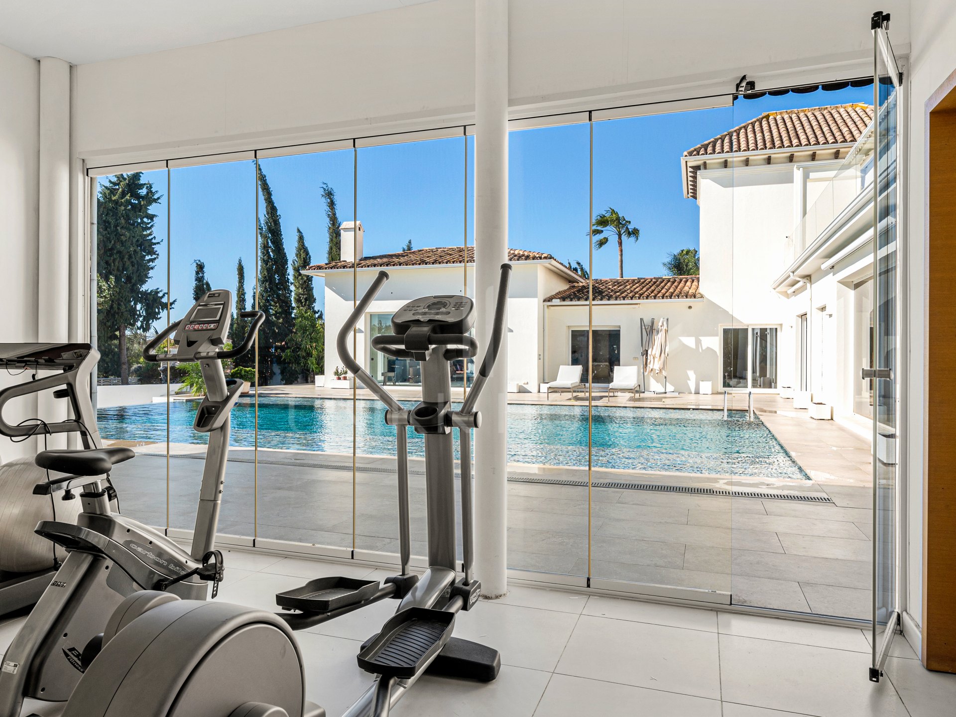 Villa Ultra Prime con Orientación Sur y Vistas al Mar y la Montaña