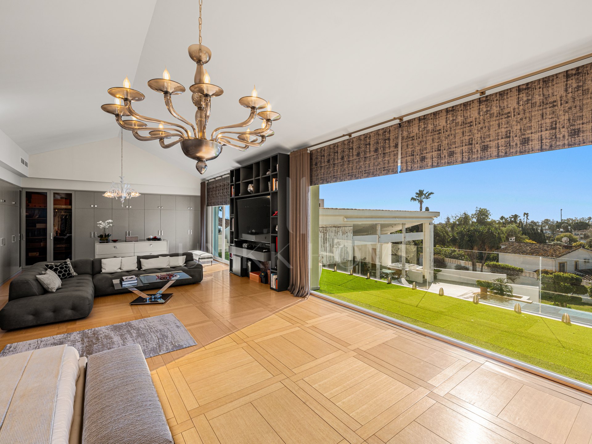 Villa Ultra Prime con Orientación Sur y Vistas al Mar y la Montaña