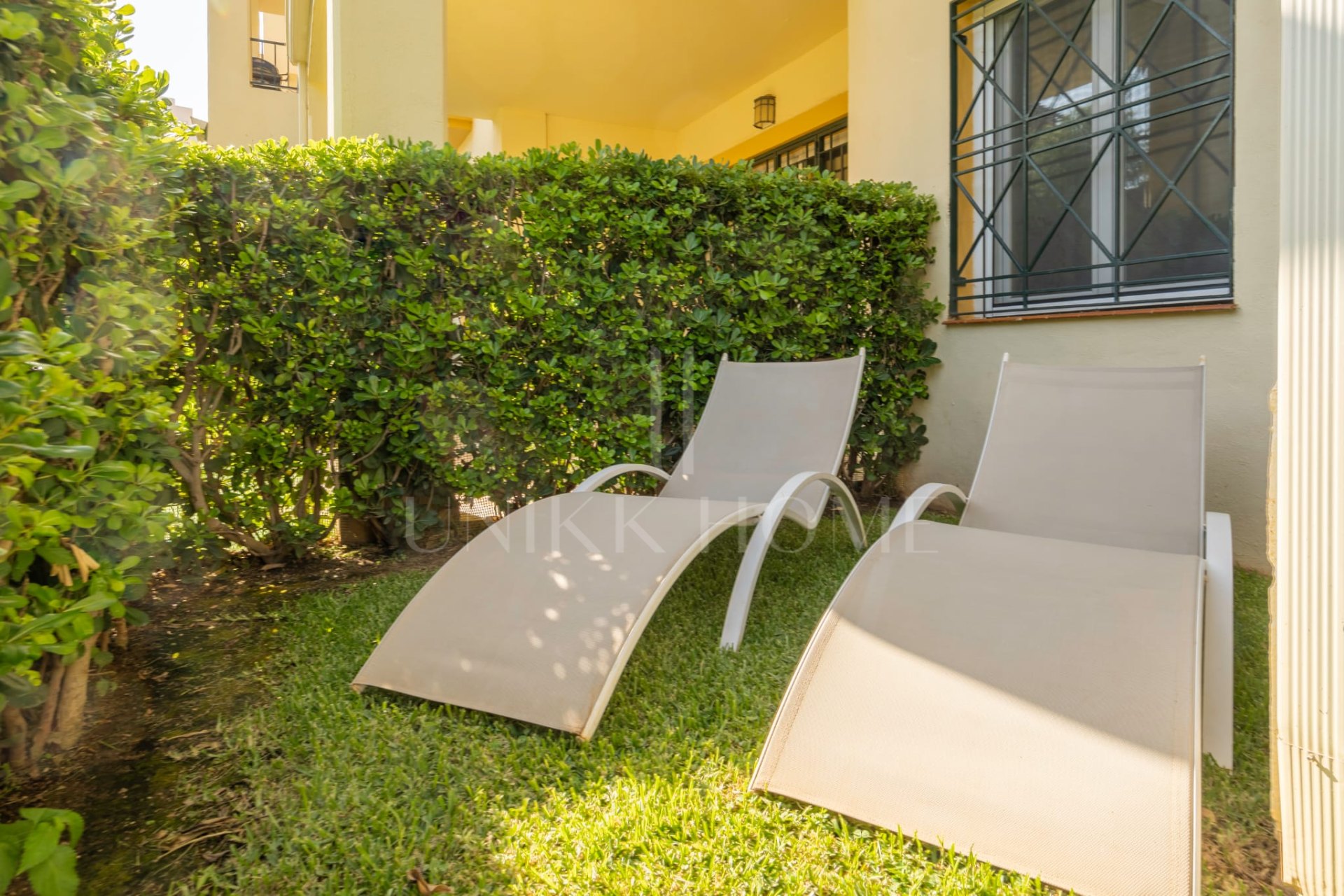 Renovated ground-floor apartment in Riviera del Sol with a tourist license. Two bedrooms, a covered terrace and a private garden with direct access to the communal pool. Private parking , just minutes from beaches and golf courses.