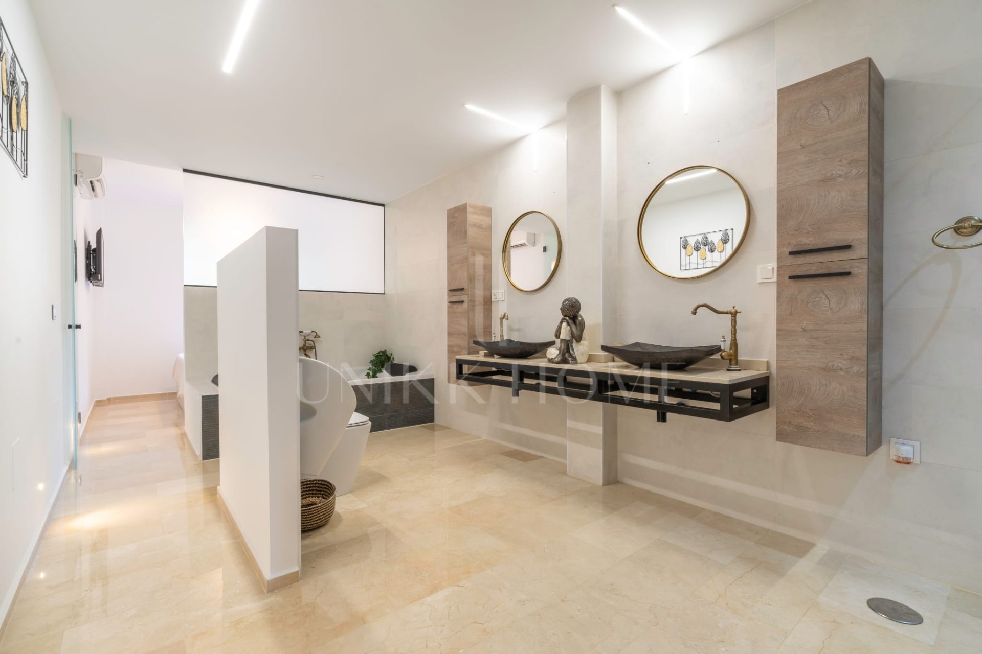 Renovated ground-floor apartment in Riviera del Sol with a tourist license. Two bedrooms, a covered terrace and a private garden with direct access to the communal pool. Private parking , just minutes from beaches and golf courses.